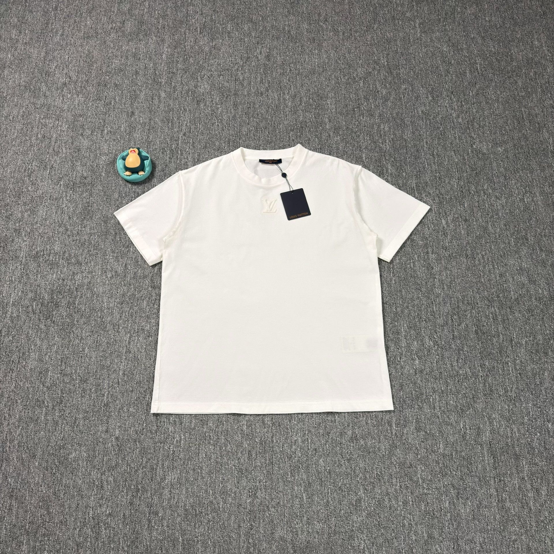 Louis Vuitton Louis Vuitton Embossed Logo T-Shirt Size L Size US L / EU 52-54 / 3 - 2 Thumbnail