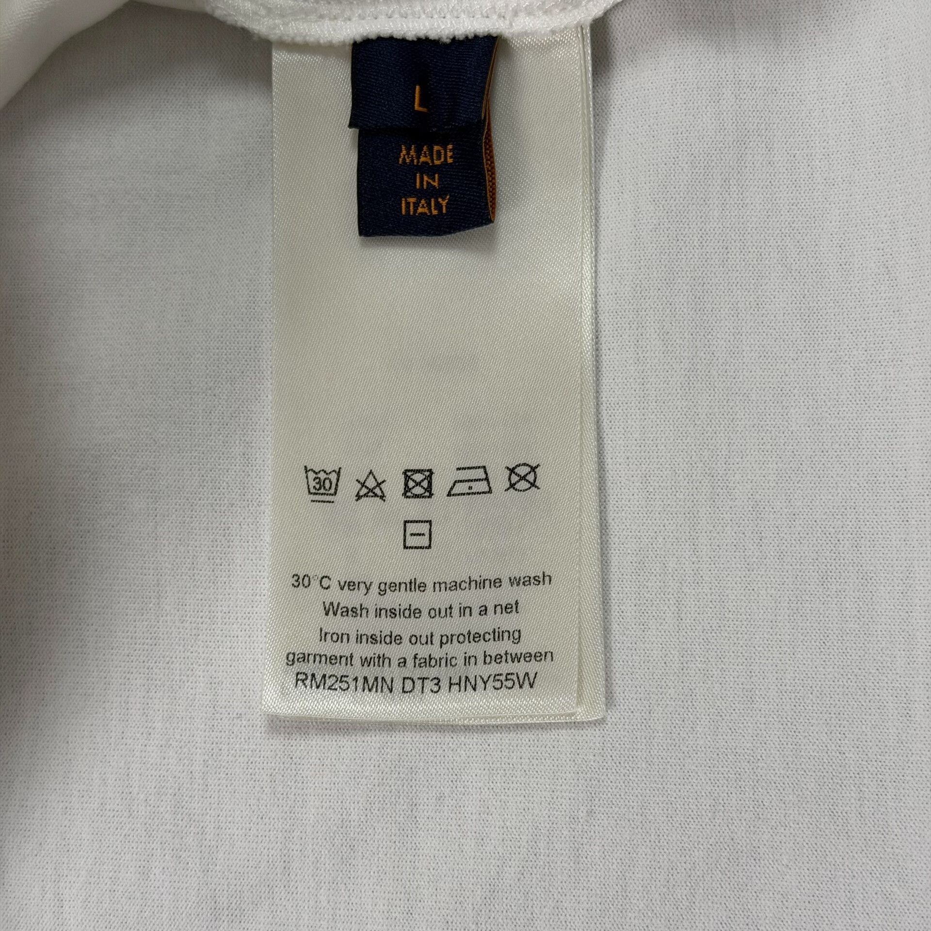 Louis Vuitton Louis Vuitton Embossed Logo T-Shirt Size L Size US L / EU 52-54 / 3 - 7 Thumbnail