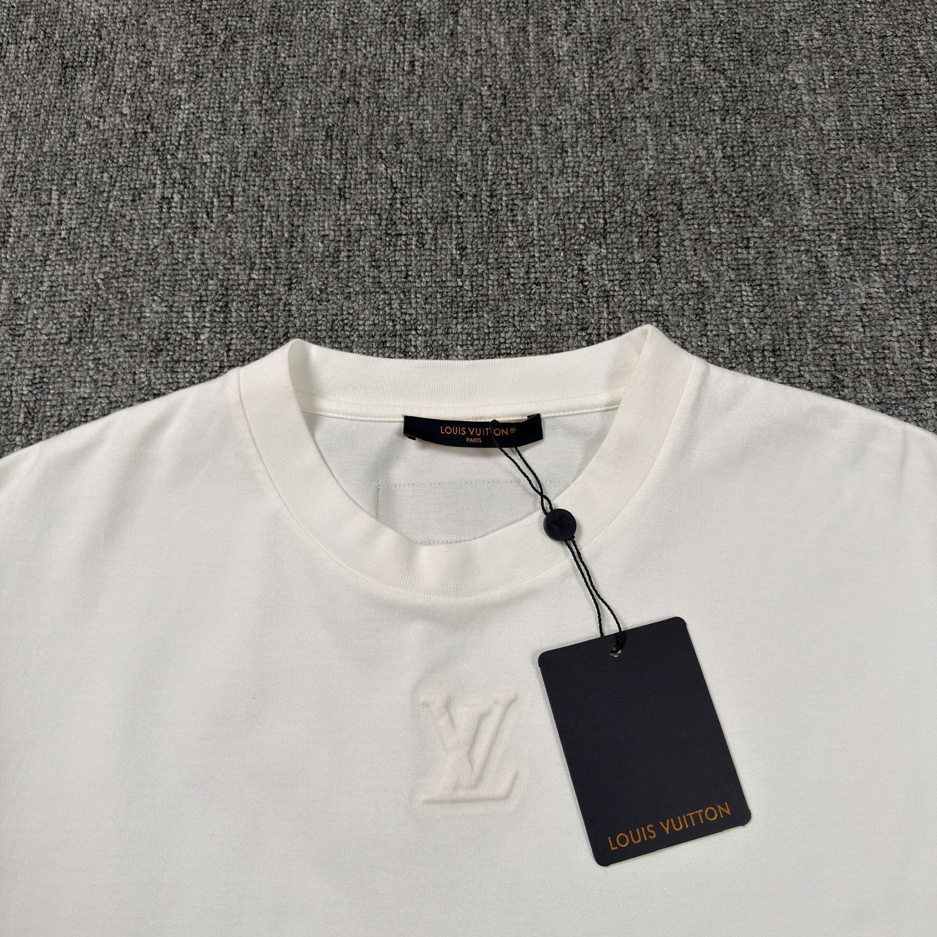 Louis Vuitton Louis Vuitton Embossed Logo T-Shirt Size L Size US L / EU 52-54 / 3 - 3 Thumbnail