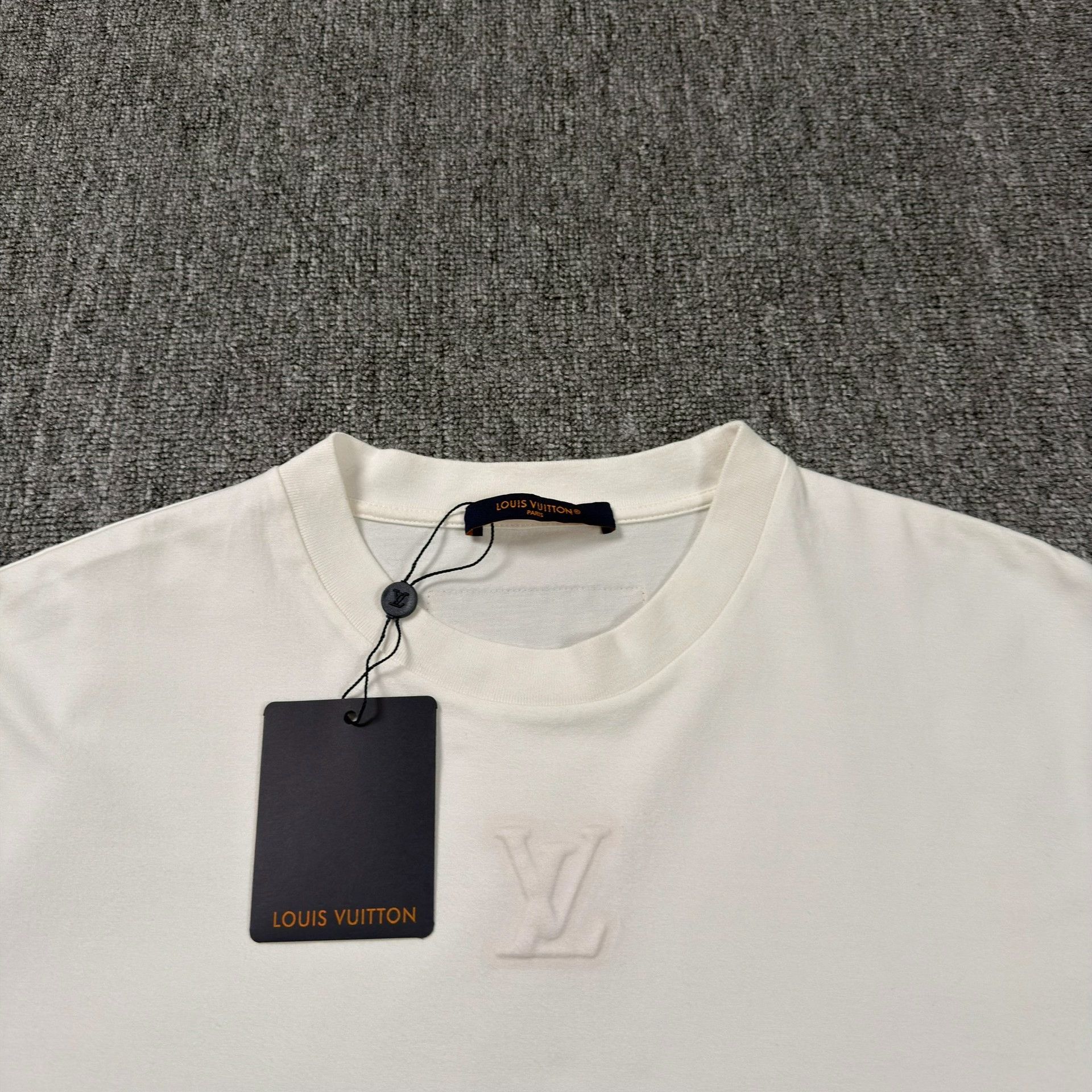Louis Vuitton Louis Vuitton Embossed Logo T-Shirt Size M Size US M / EU 48-50 / 2 - 3 Thumbnail