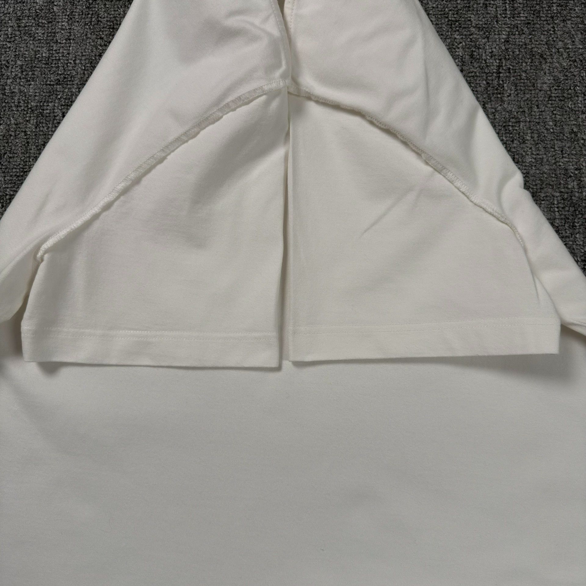 Louis Vuitton Louis Vuitton Embossed Logo T-Shirt Size M Size US M / EU 48-50 / 2 - 5 Thumbnail