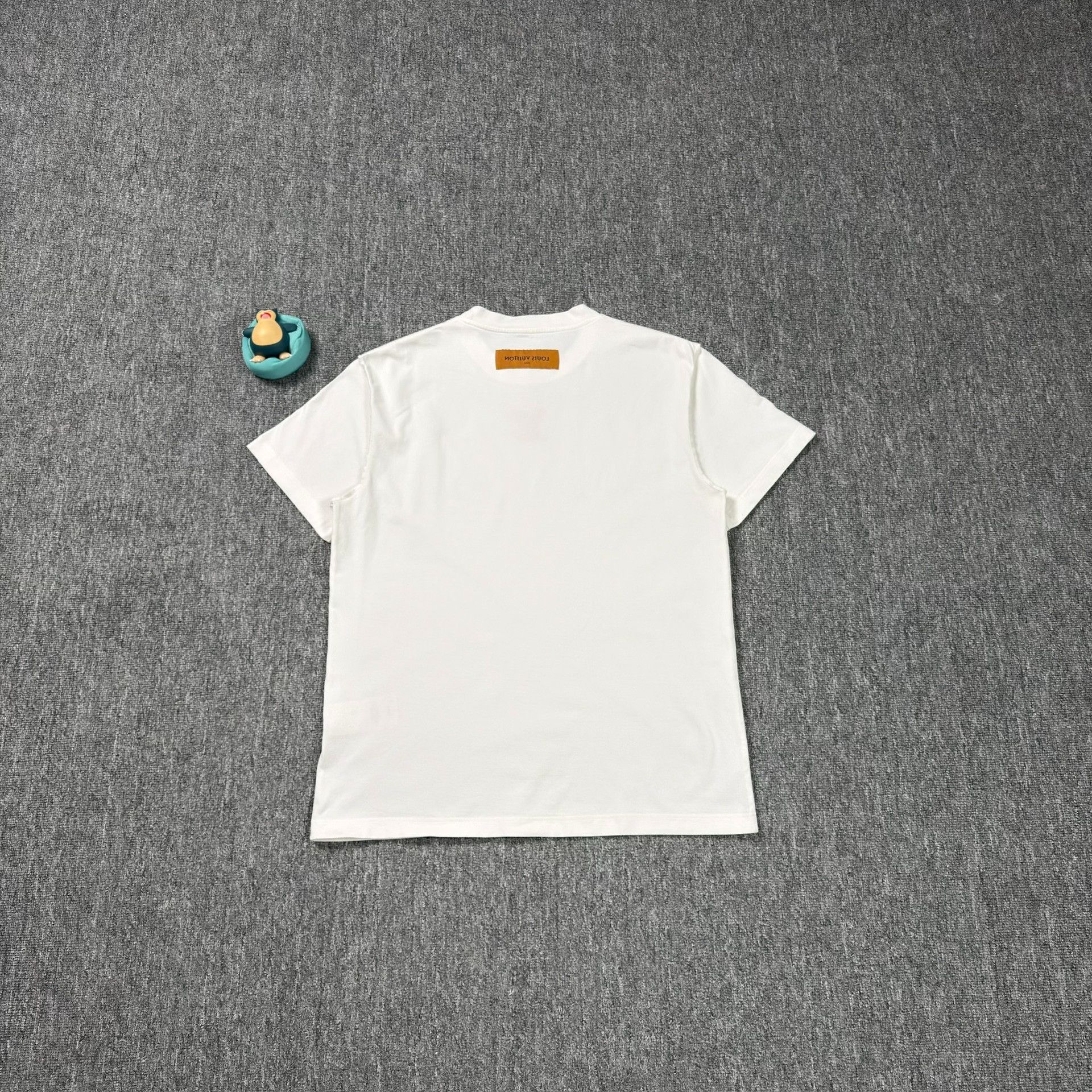Louis Vuitton Louis Vuitton Embossed Logo T-Shirt Size M Size US M / EU 48-50 / 2 - 9 Thumbnail