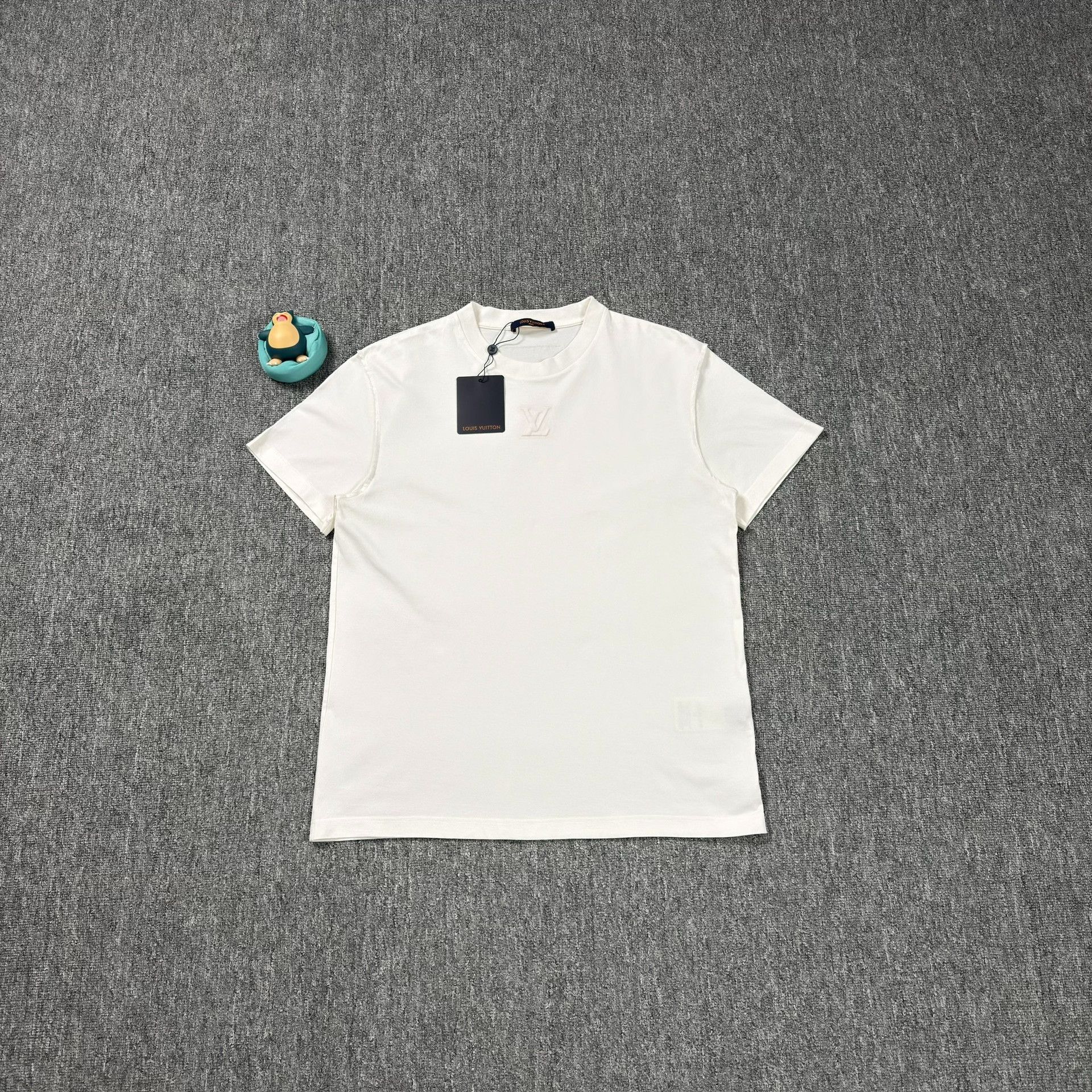 Louis Vuitton Louis Vuitton Embossed Logo T-Shirt Size M Size US M / EU 48-50 / 2 - 2 Thumbnail