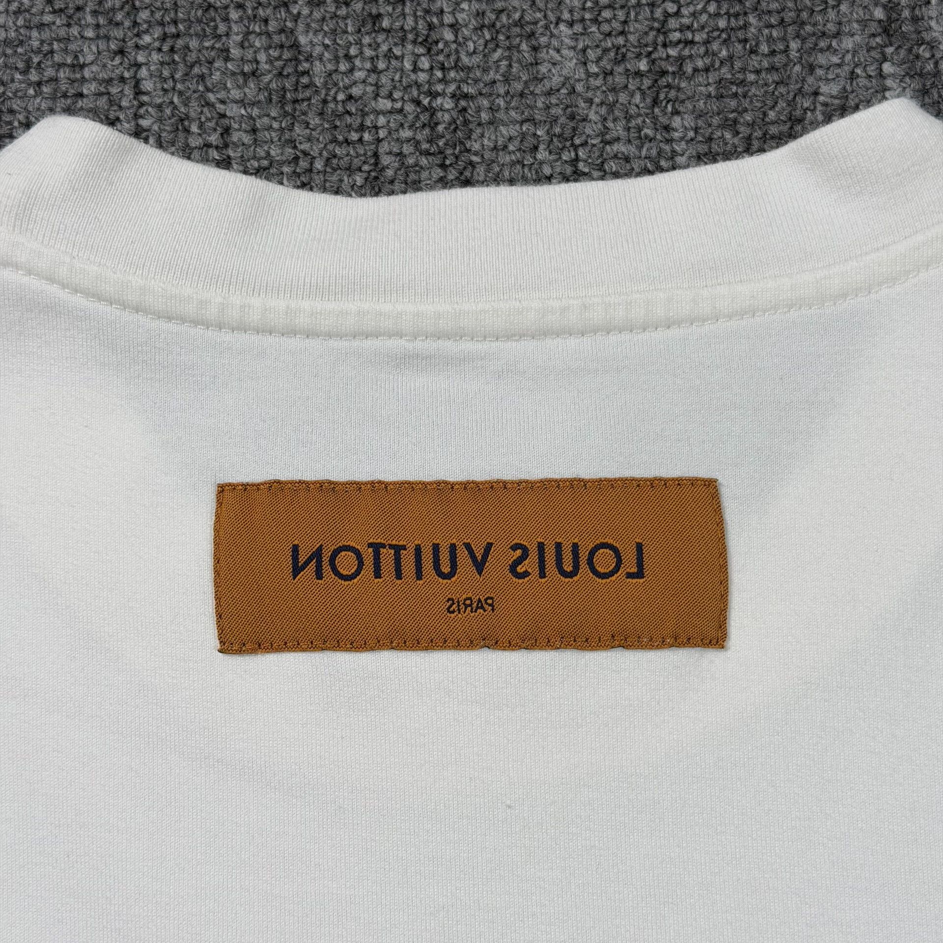 Louis Vuitton Louis Vuitton Embossed Logo T-Shirt Size M Size US M / EU 48-50 / 2 - 8 Thumbnail