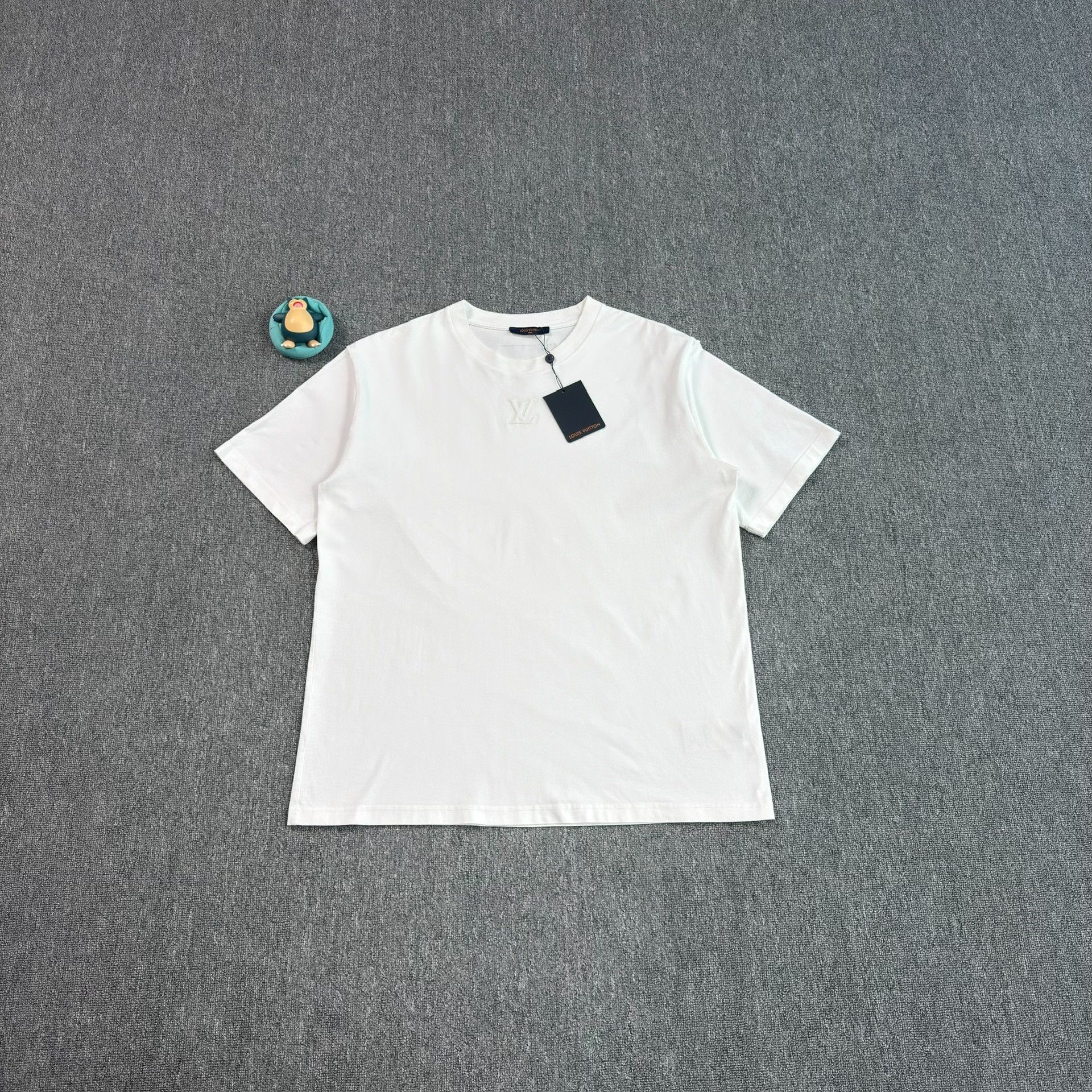 Louis Vuitton Louis Vuitton Embossed Logo T-Shirt Size 4XL Size US XXL / EU 58 / 5 - 2 Thumbnail