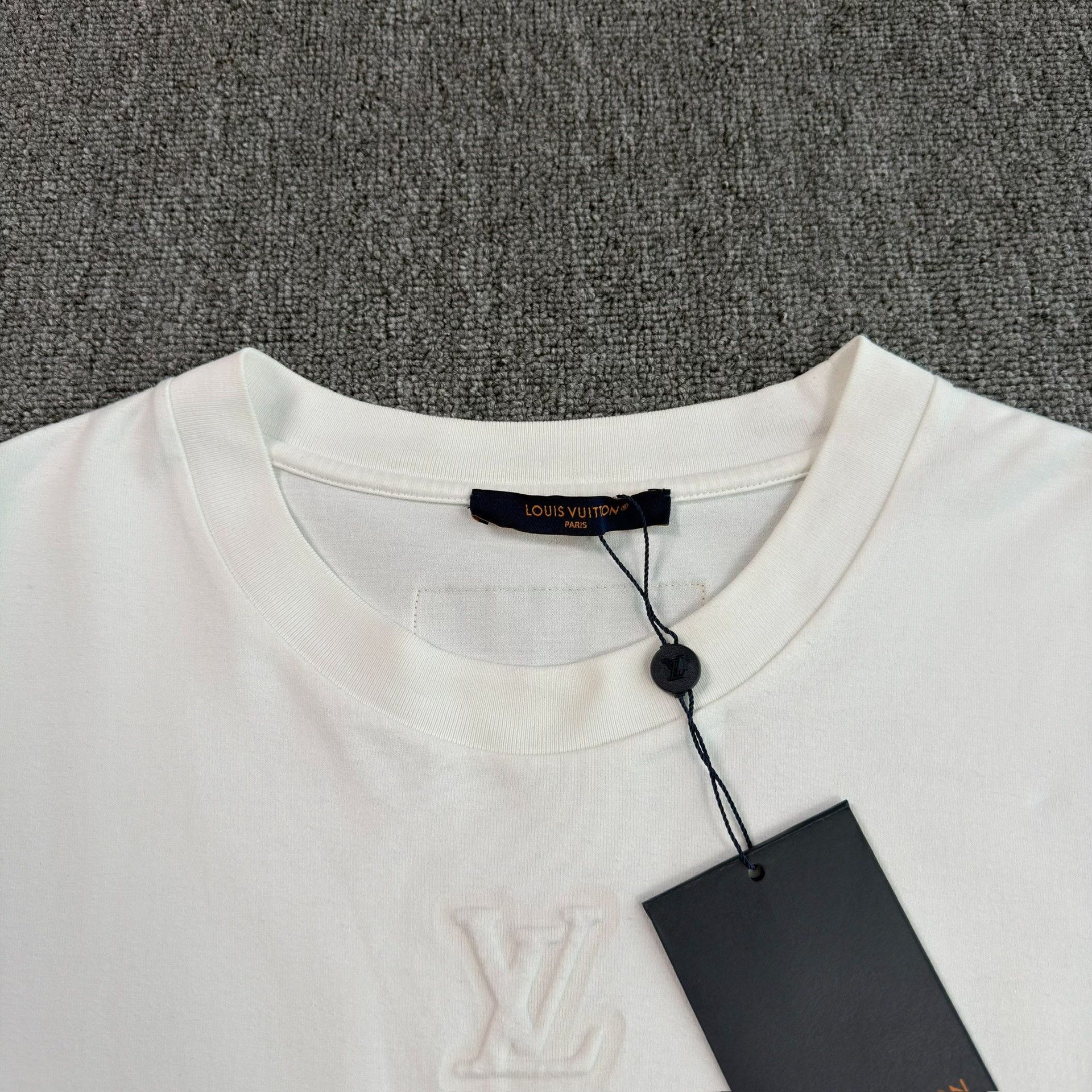 Louis Vuitton Louis Vuitton Embossed Logo T-Shirt Size 4XL Size US XXL / EU 58 / 5 - 4 Thumbnail