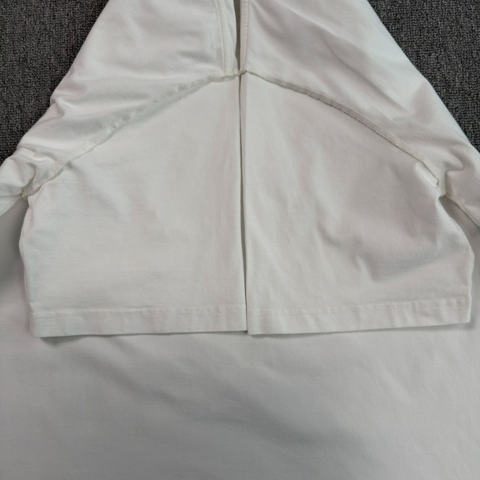 Louis Vuitton Louis Vuitton Embossed Logo T-Shirt Size 4XL Size US XXL / EU 58 / 5 - 5 Thumbnail