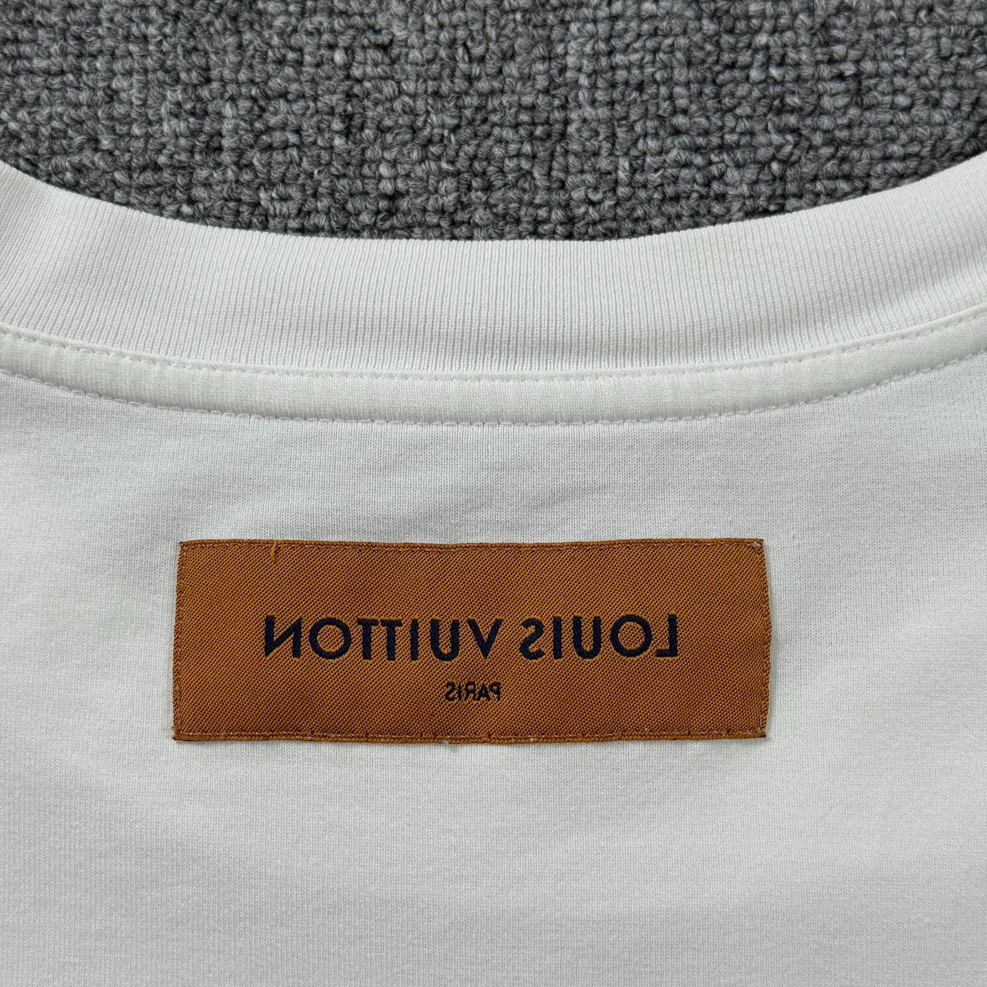 Louis Vuitton Louis Vuitton Embossed Logo T-Shirt Size XL Size US XL / EU 56 / 4 - 9 Thumbnail