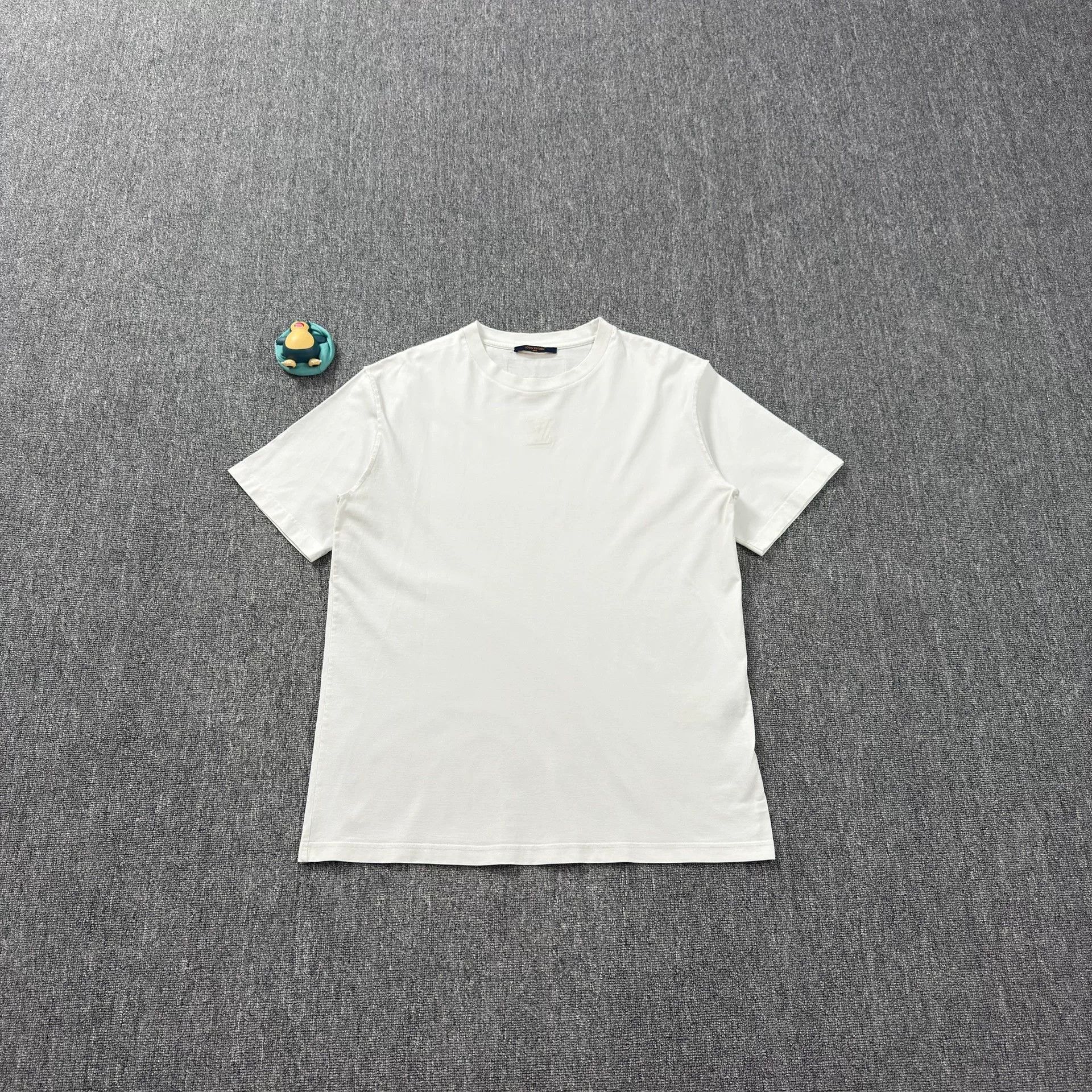 Louis Vuitton Louis Vuitton Embossed Logo T-Shirt Size XL Size US XL / EU 56 / 4 - 2 Thumbnail