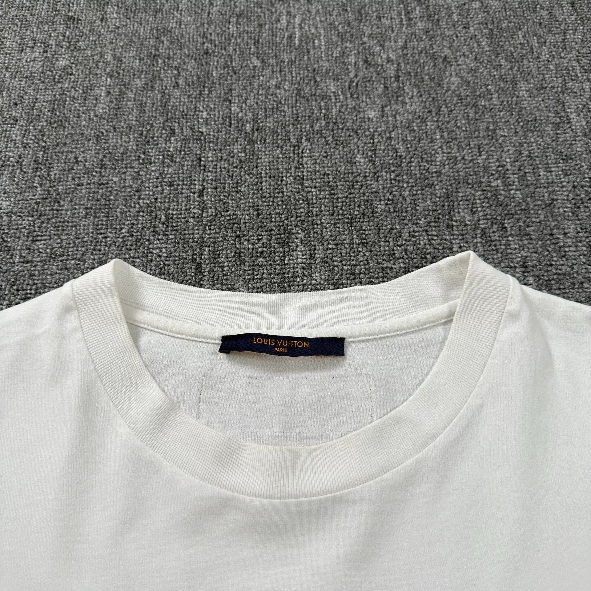 Louis Vuitton Louis Vuitton Embossed Logo T-Shirt Size XL Size US XL / EU 56 / 4 - 4 Thumbnail