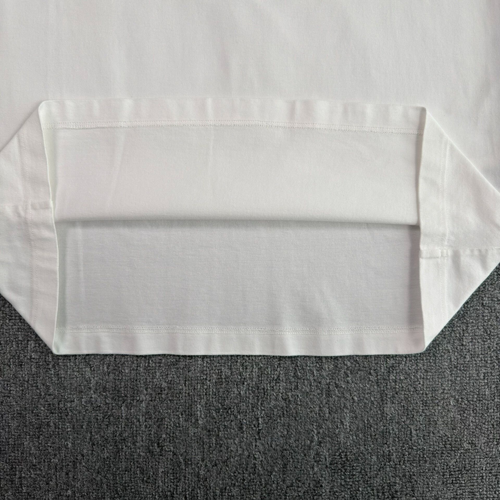 Louis Vuitton Louis Vuitton Embossed Logo T-Shirt M Size US M / EU 48-50 / 2 - 8 Thumbnail