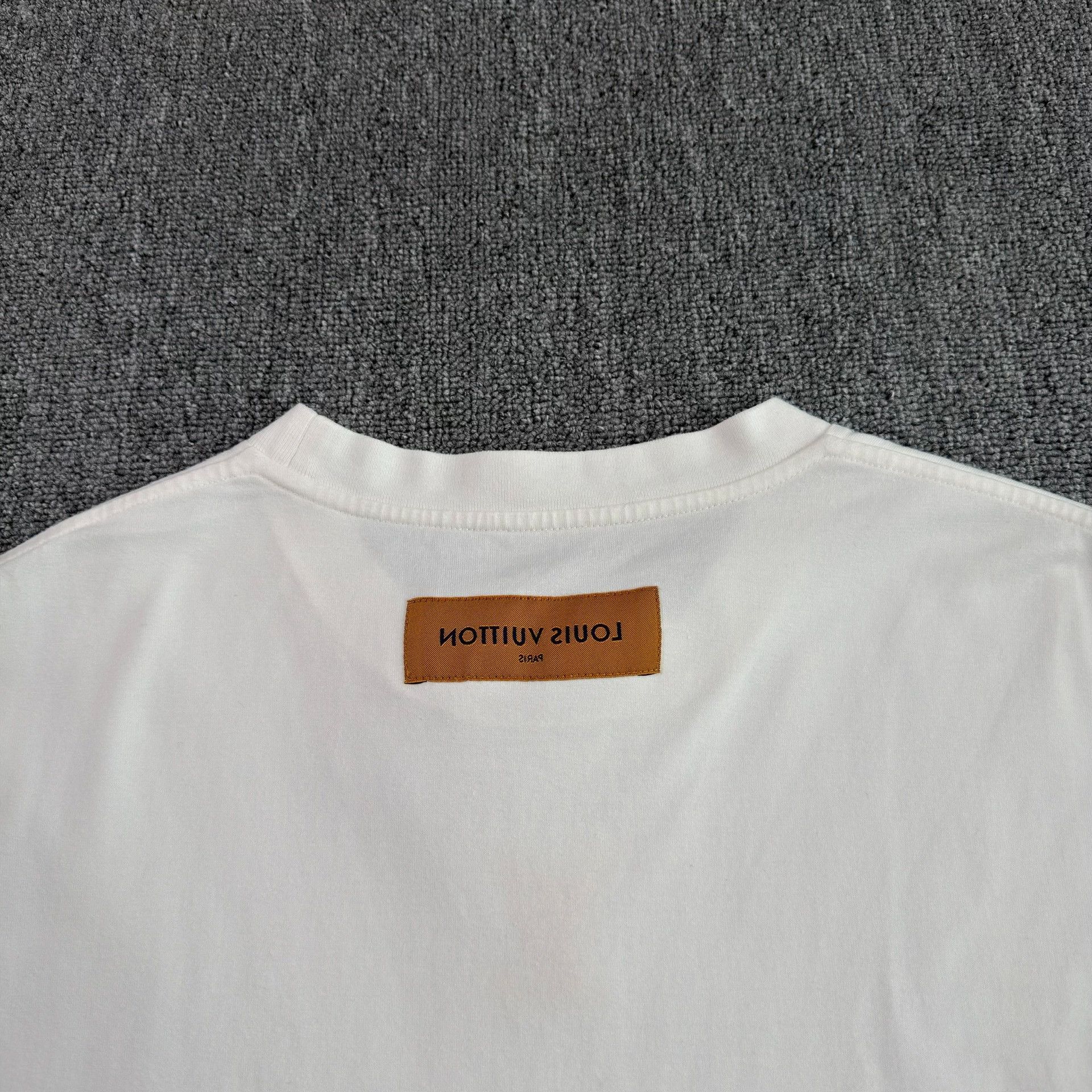 Louis Vuitton Louis Vuitton Embossed Logo T-Shirt M Size US M / EU 48-50 / 2 - 9 Thumbnail