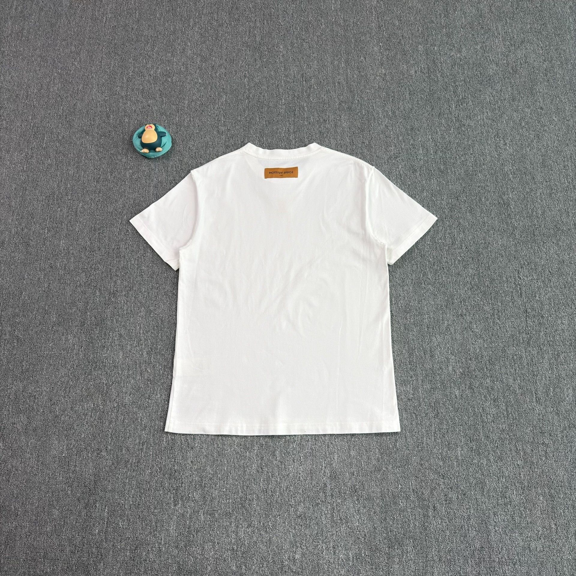 Louis Vuitton Louis Vuitton Embossed Logo T-Shirt M Size US M / EU 48-50 / 2 - 3 Thumbnail