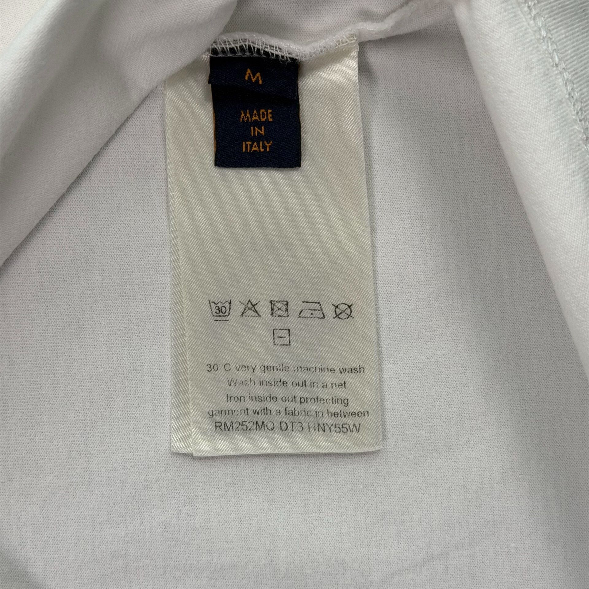Louis Vuitton Louis Vuitton Embossed Logo T-Shirt M Size US M / EU 48-50 / 2 - 5 Thumbnail