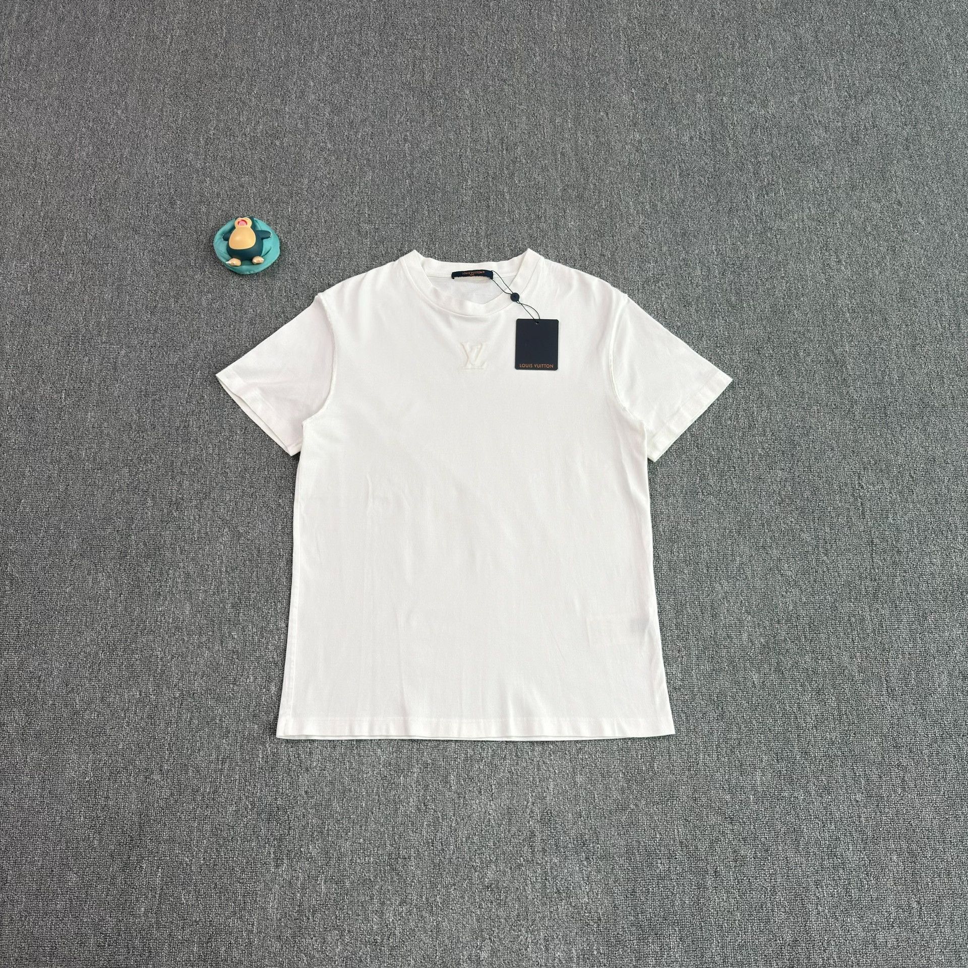 Louis Vuitton Louis Vuitton Embossed Logo T-Shirt M Size US M / EU 48-50 / 2 - 2 Thumbnail
