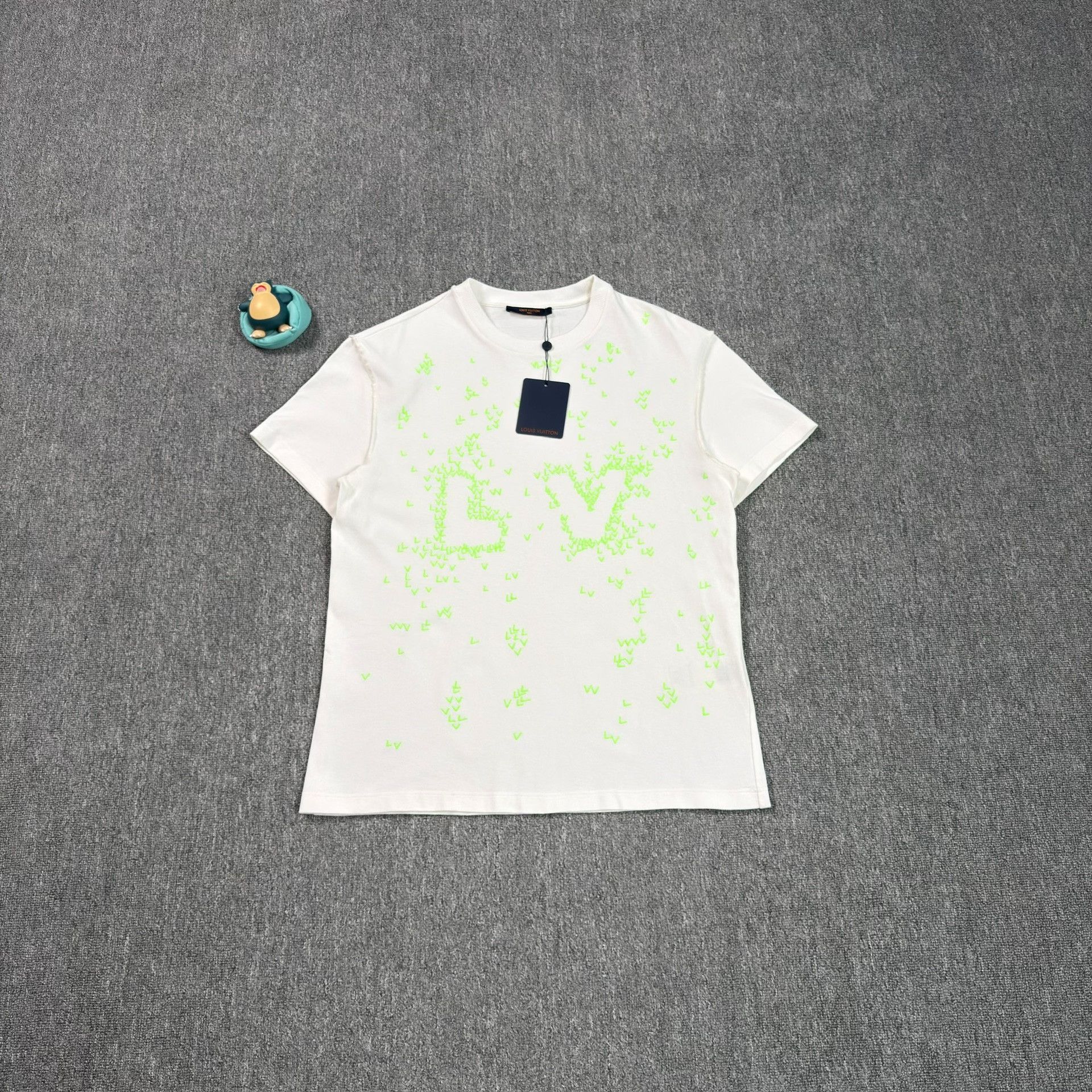 Louis Vuitton Louis Vuitton Origami Crane Print T-Shirt M Size US M / EU 48-50 / 2 - 2 Thumbnail