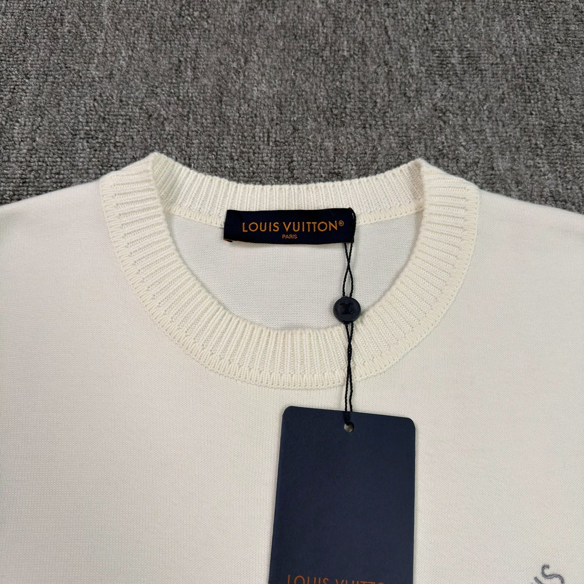 Louis Vuitton Louis Vuitton Pin Logo T-Shirt XL Size US XL / EU 56 / 4 - 4 Thumbnail