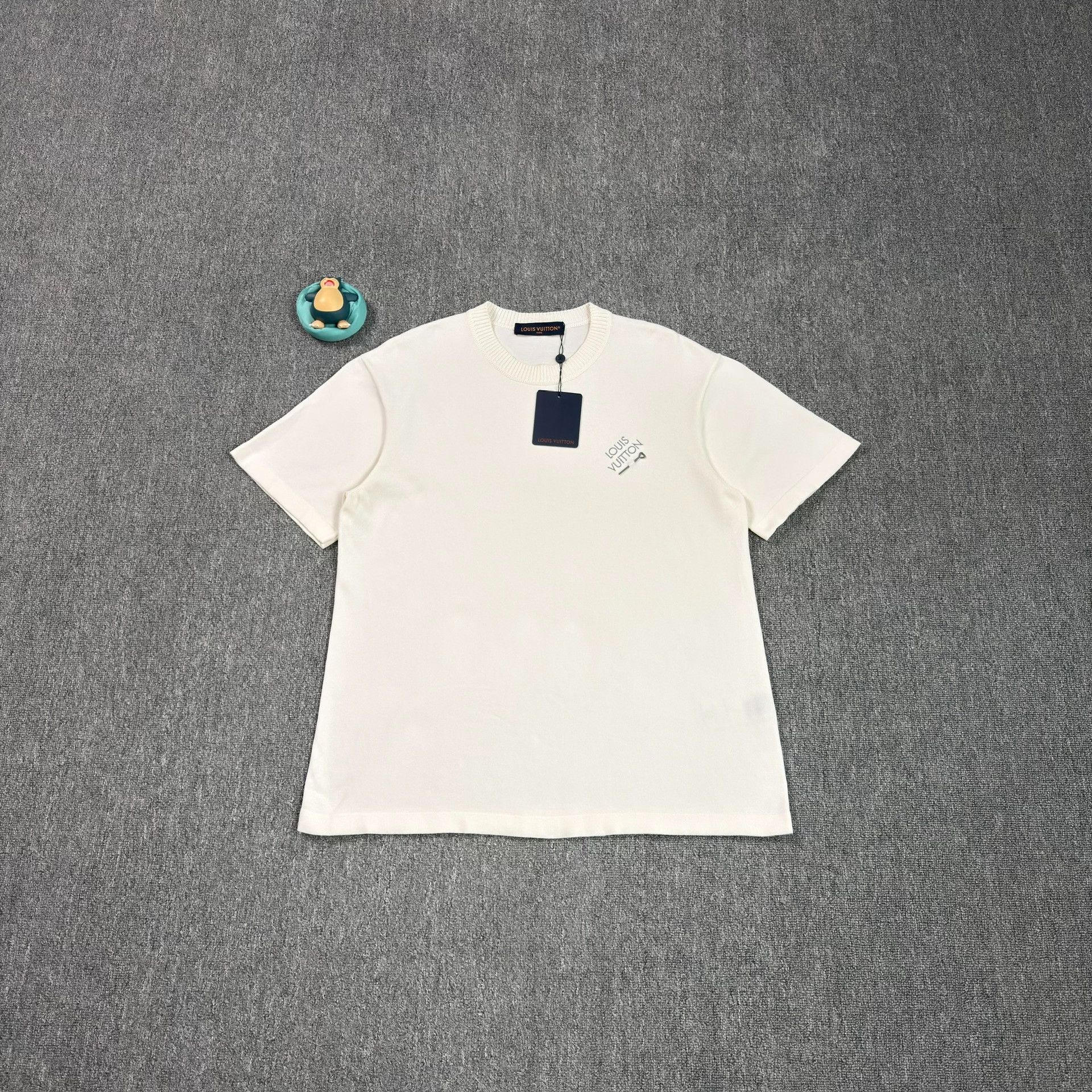 Louis Vuitton Louis Vuitton Pin Logo T-Shirt XL Size US XL / EU 56 / 4 - 2 Thumbnail