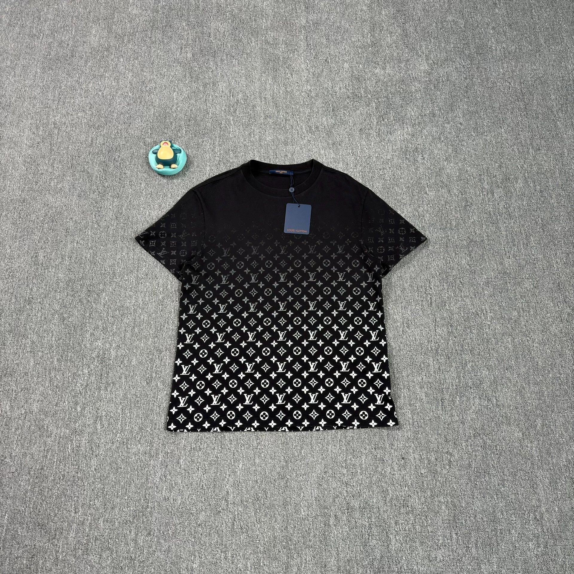 Louis Vuitton Louis Vuitton Gradient Monogram T-Shirt M Size US M / EU 48-50 / 2 - 2 Thumbnail