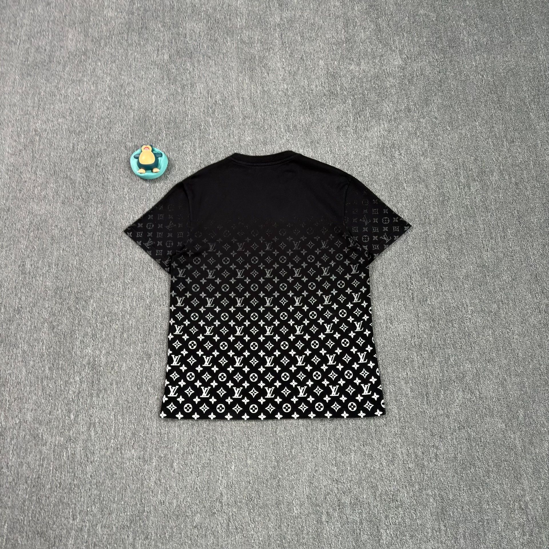 Louis Vuitton Louis Vuitton Gradient Monogram T-Shirt M Size US M / EU 48-50 / 2 - 3 Thumbnail