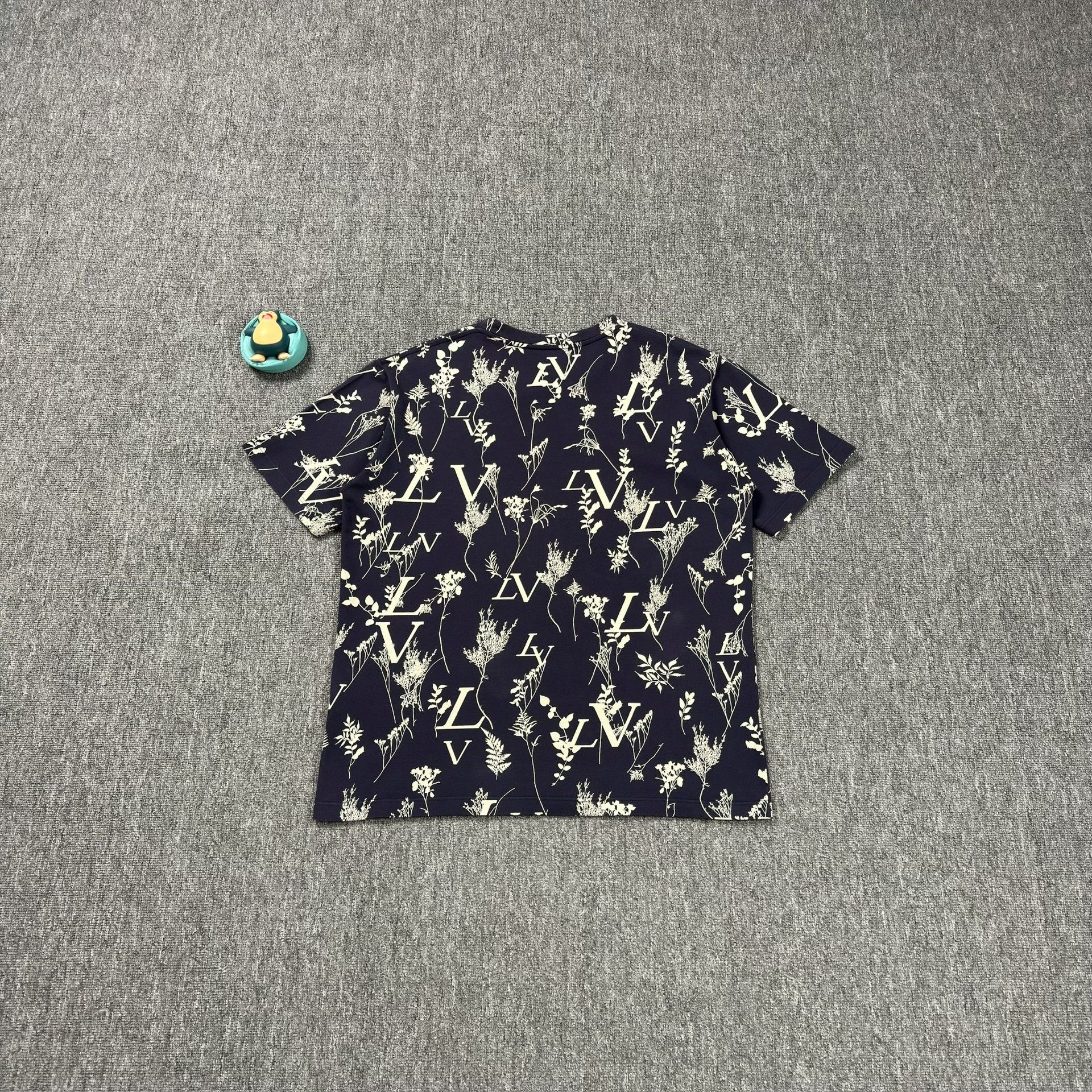Louis Vuitton Louis Vuitton Floral Monogram Navy T-Shirt XL Size US XL / EU 56 / 4 - 8 Thumbnail