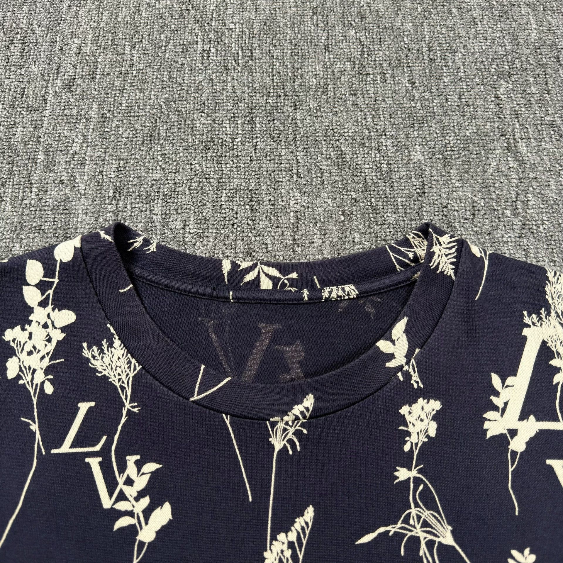 Louis Vuitton Louis Vuitton Floral Monogram Navy T-Shirt XL Size US XL / EU 56 / 4 - 3 Thumbnail