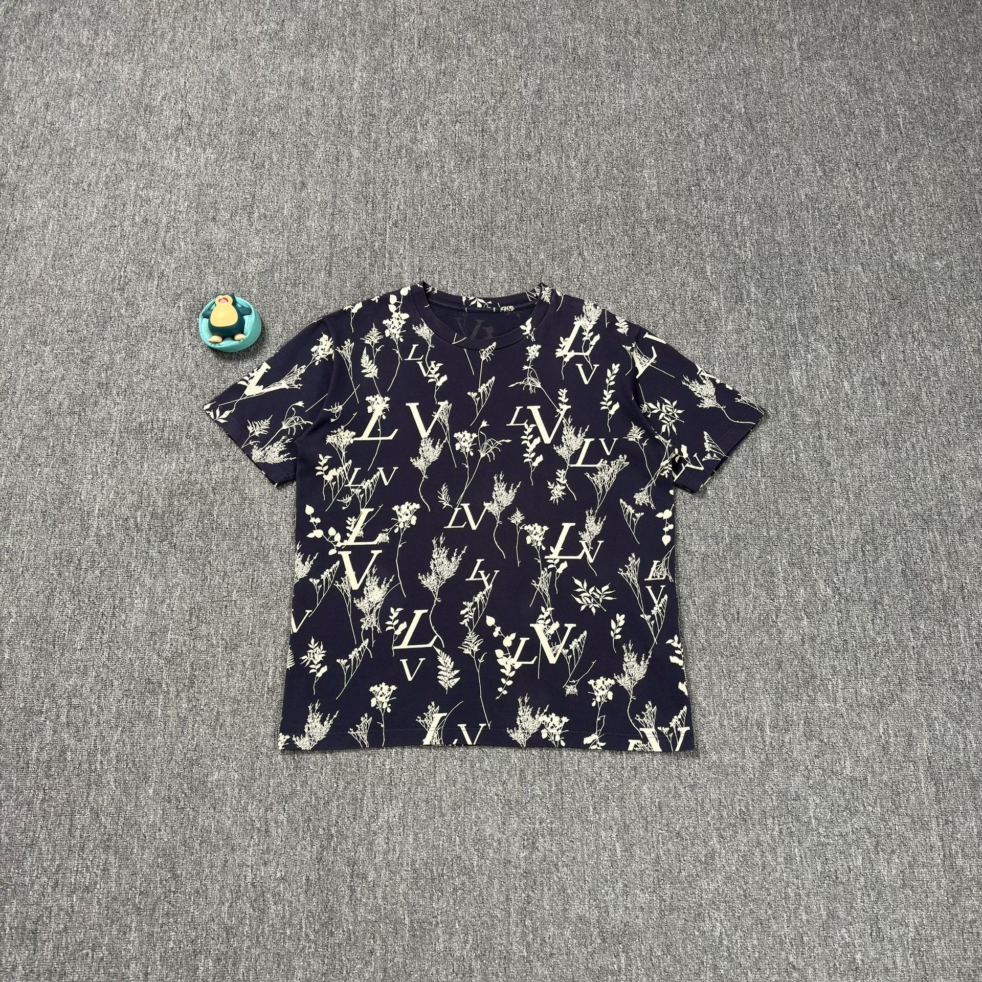Louis Vuitton Louis Vuitton Floral Monogram Navy T-Shirt XL Size US XL / EU 56 / 4 - 2 Thumbnail