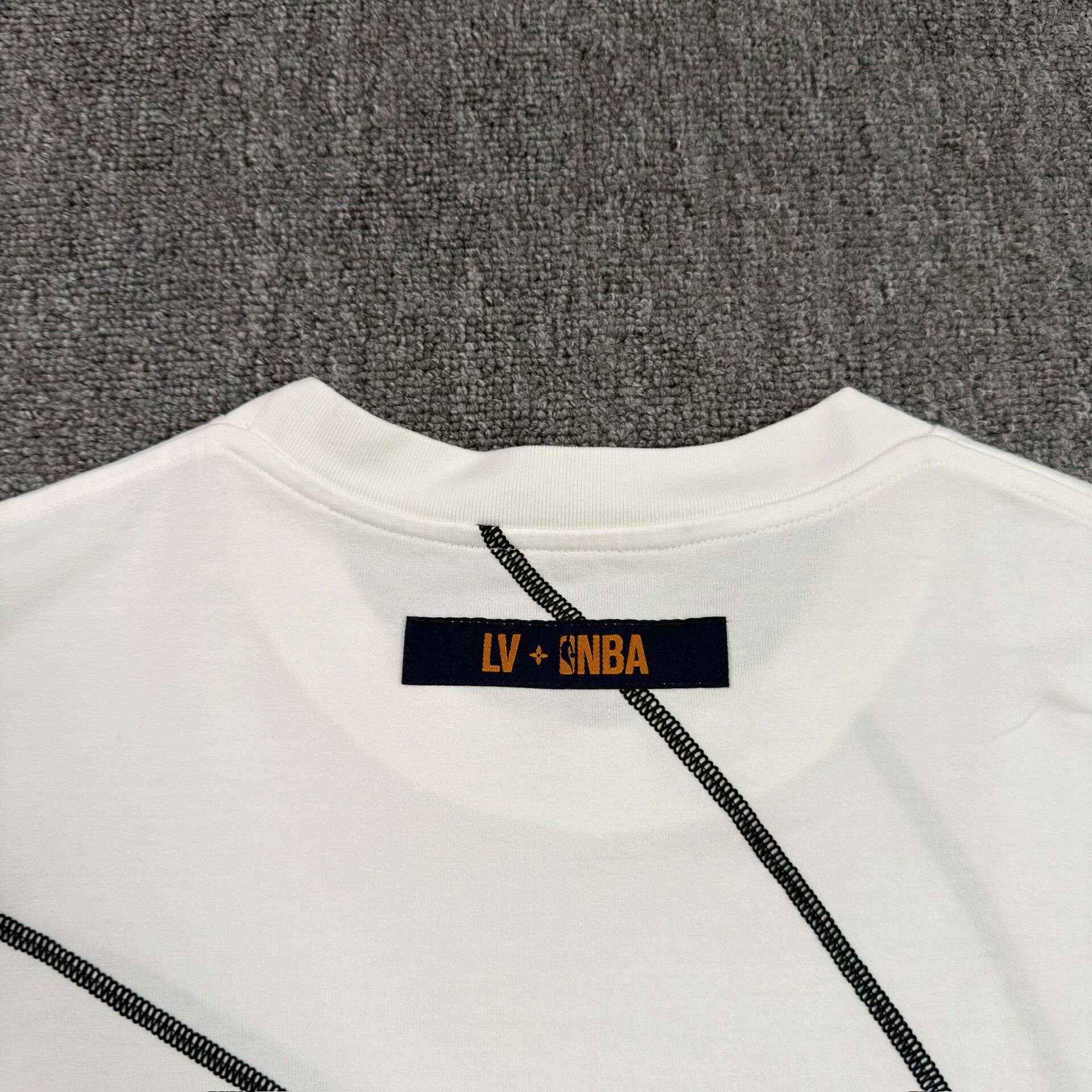 Louis Vuitton Louis Vuitton x NBA Basketball Seam T-Shirt Size L Size US L / EU 52-54 / 3 - 9 Thumbnail
