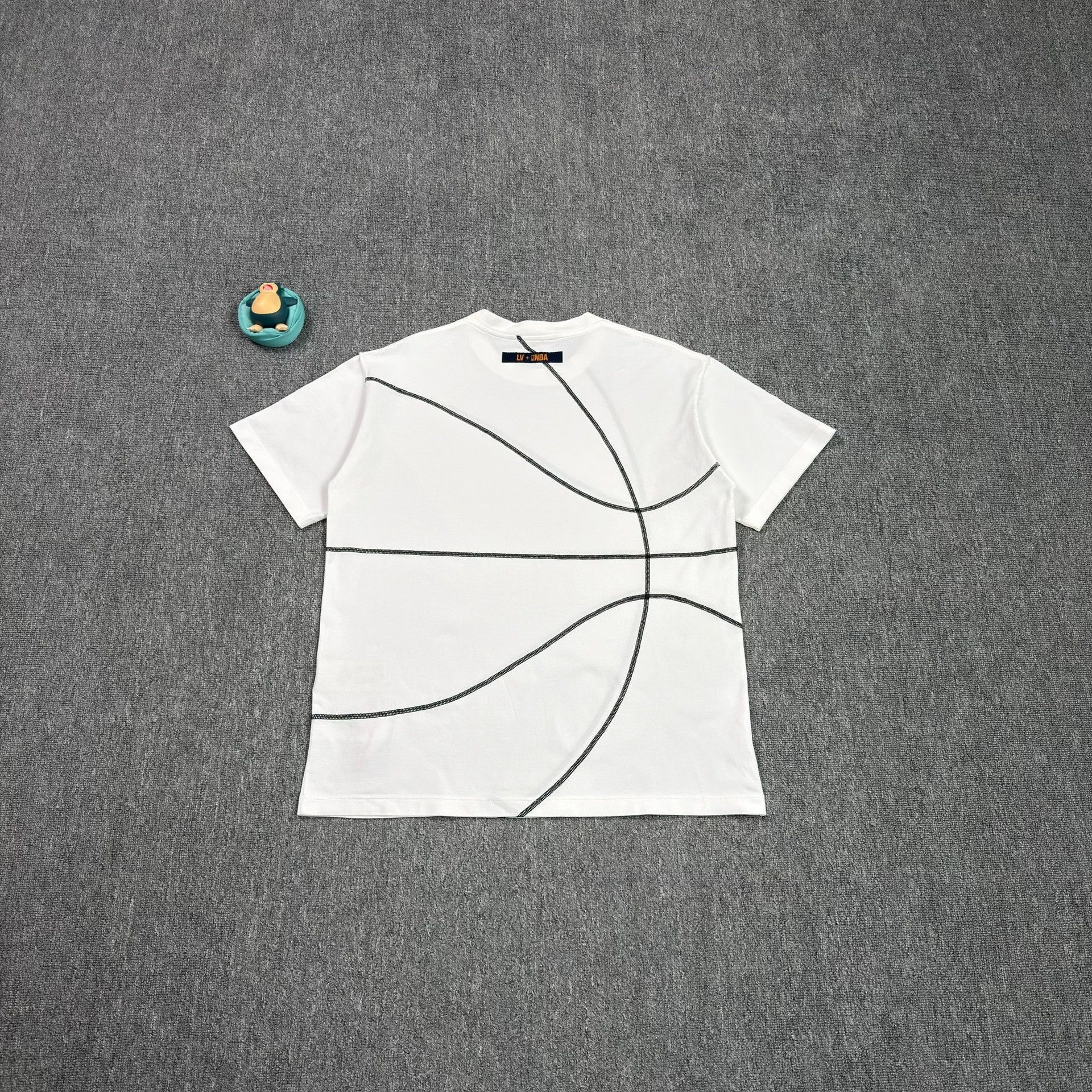 Louis Vuitton Louis Vuitton x NBA Basketball Seam T-Shirt Size L Size US L / EU 52-54 / 3 - 3 Thumbnail