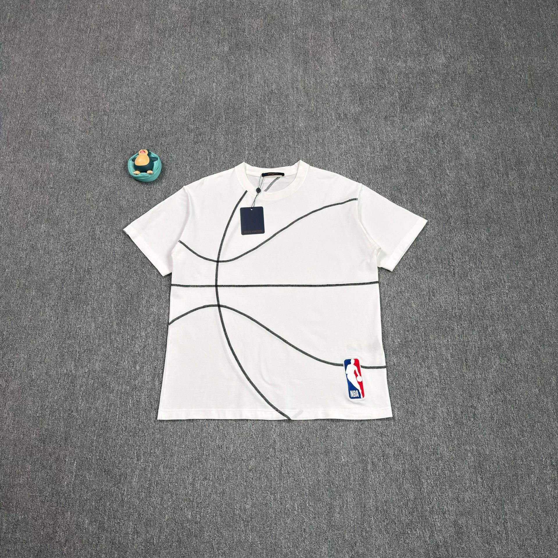 Louis Vuitton Louis Vuitton x NBA Basketball Seam T-Shirt Size L Size US L / EU 52-54 / 3 - 2 Thumbnail