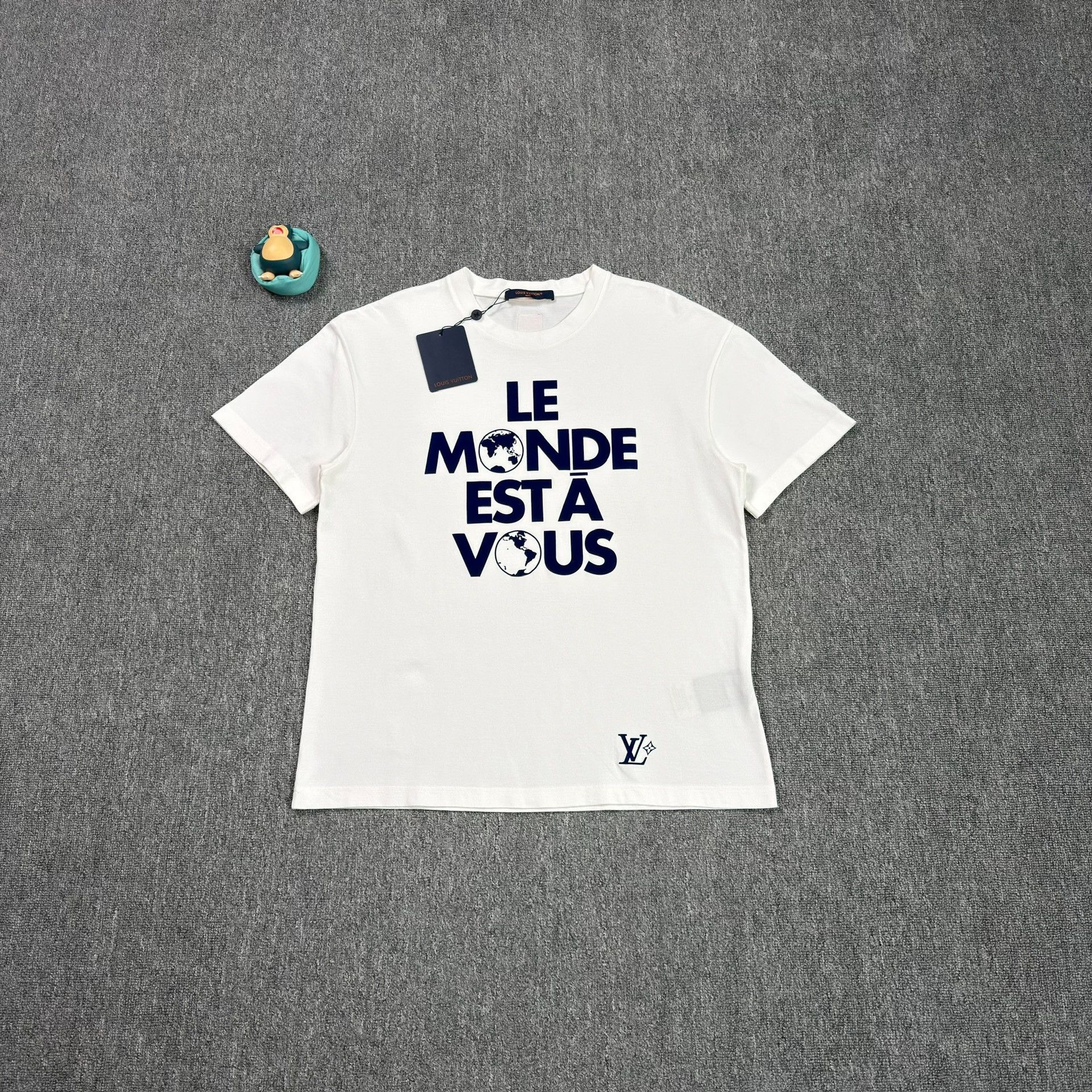 Louis Vuitton Louis Vuitton Earth Print T-Shirt US M Size US M / EU 48-50 / 2 - 2 Thumbnail