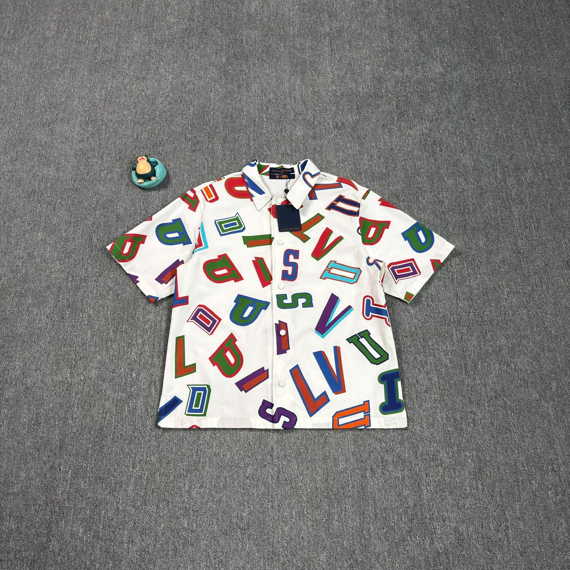 Louis Vuitton Louis Vuitton x NBA All-Over Print Shirt Size XL Size US XL / EU 56 / 4 - 2 Thumbnail