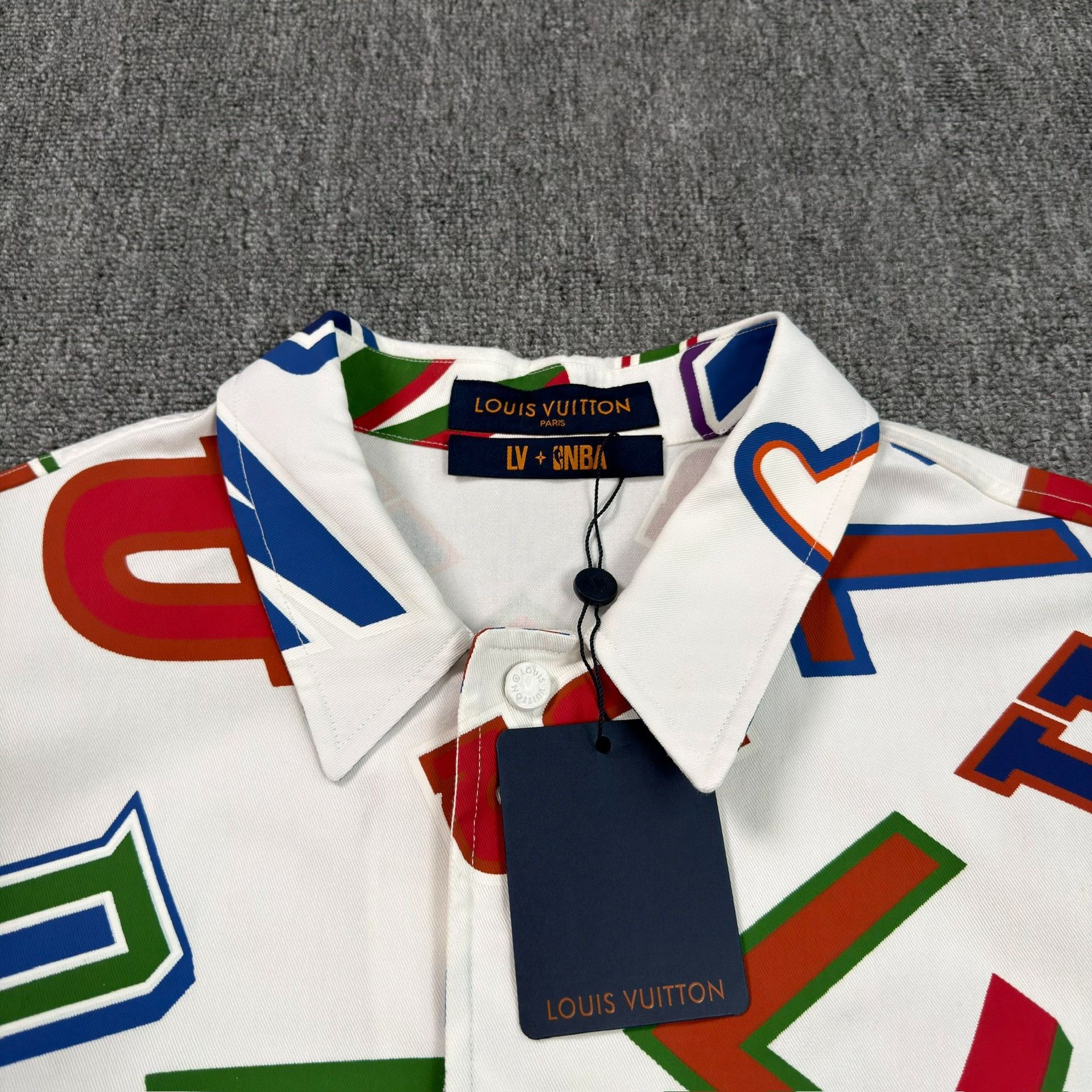 Louis Vuitton Louis Vuitton x NBA All-Over Print Shirt Size XL Size US XL / EU 56 / 4 - 4 Thumbnail