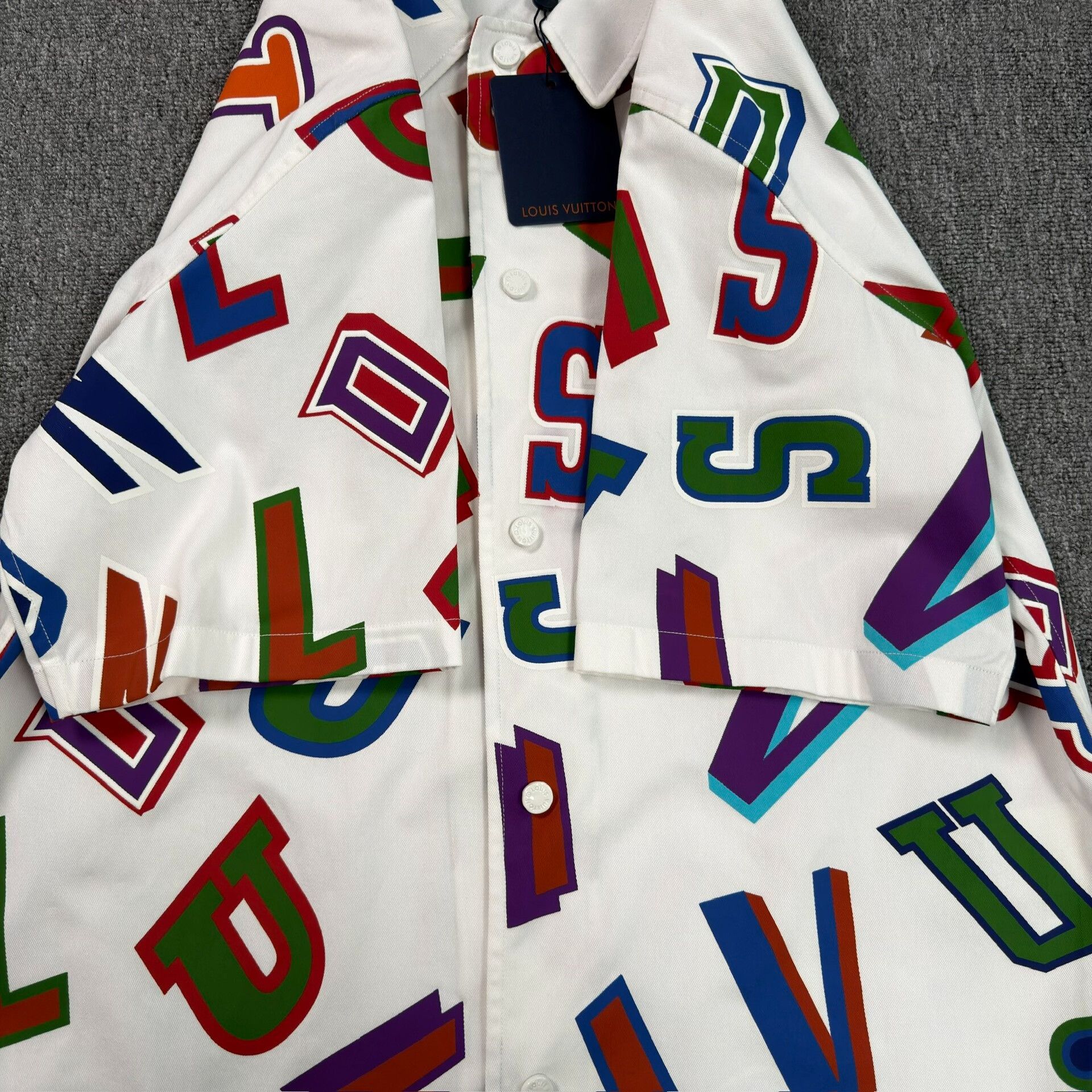 Louis Vuitton Louis Vuitton x NBA All-Over Print Shirt Size XL Size US XL / EU 56 / 4 - 5 Thumbnail