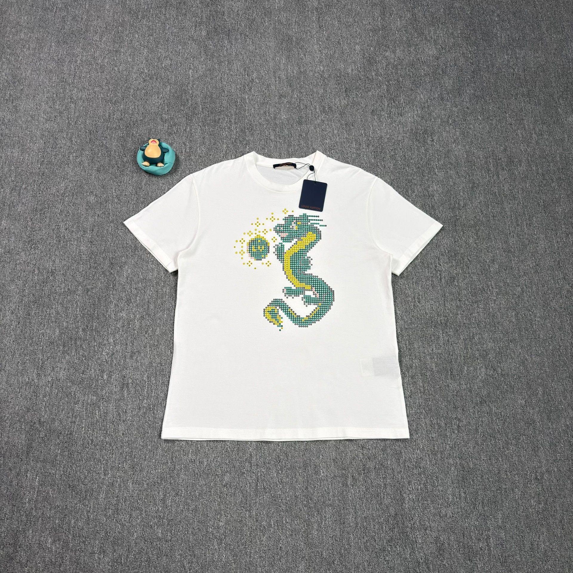 Louis Vuitton Louis Vuitton Pharrell Dragon T-Shirt Size L Size US L / EU 52-54 / 3 - 2 Thumbnail