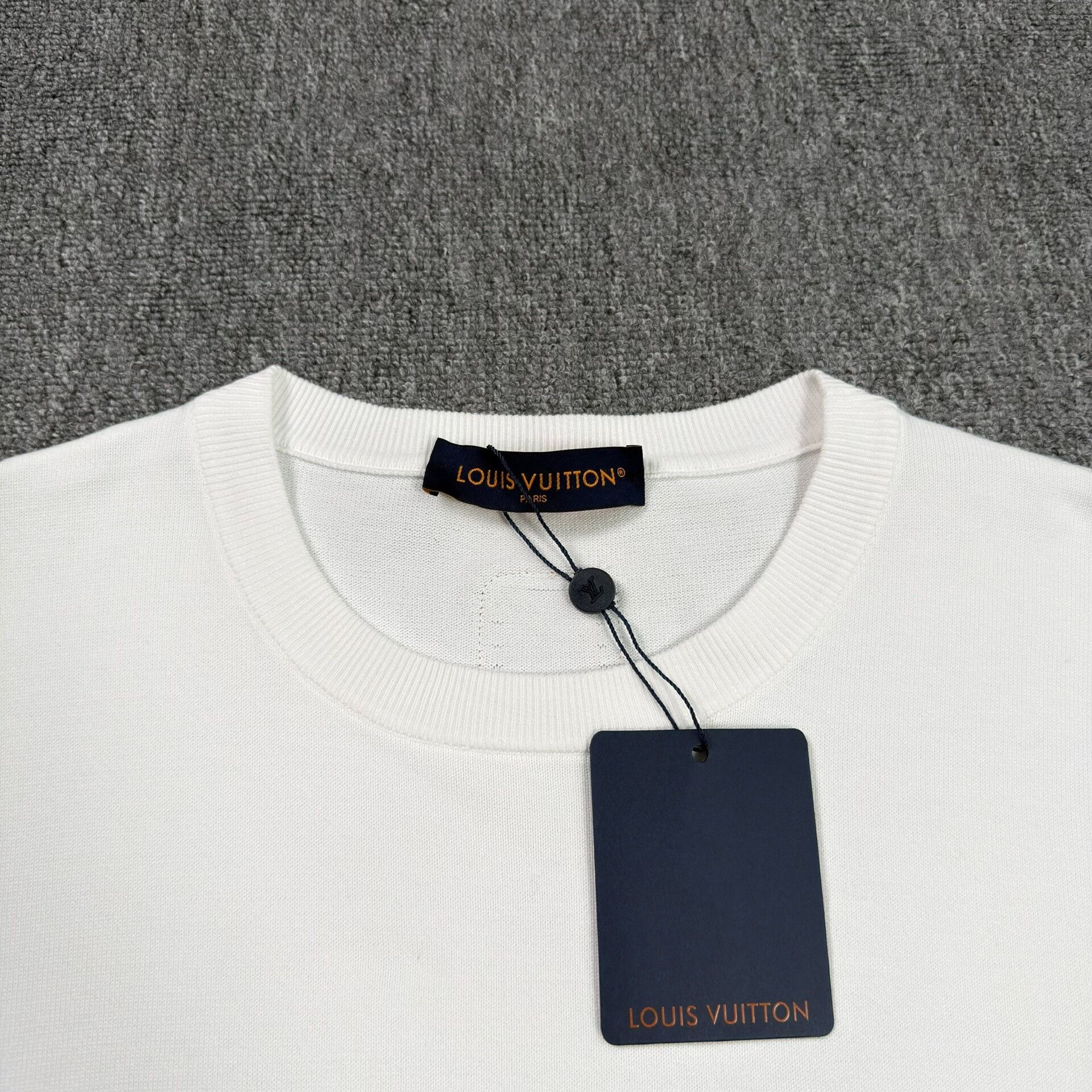 Louis Vuitton Louis Vuitton V-Overs Leather Patch T-Shirt XL Size US XL / EU 56 / 4 - 4 Thumbnail