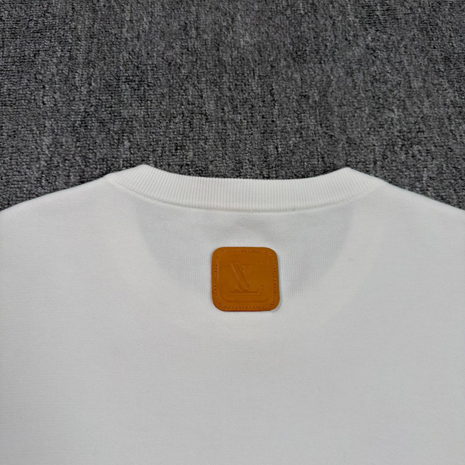 Louis Vuitton Louis Vuitton V-Overs Leather Patch T-Shirt XL Size US XL / EU 56 / 4 - 9 Thumbnail