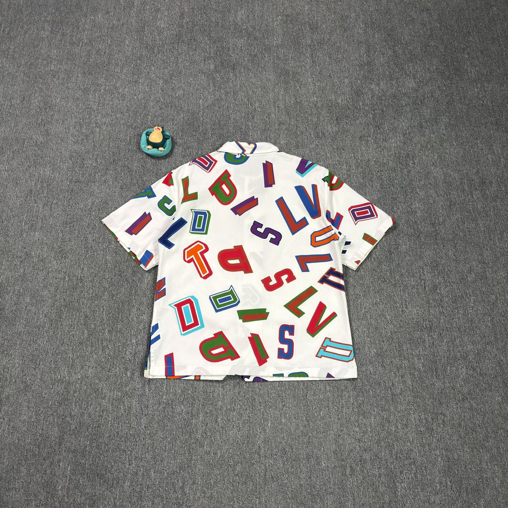 Louis Vuitton Louis Vuitton x NBA Multi Letter Print Shirt M Size US M / EU 48-50 / 2 - 3 Thumbnail