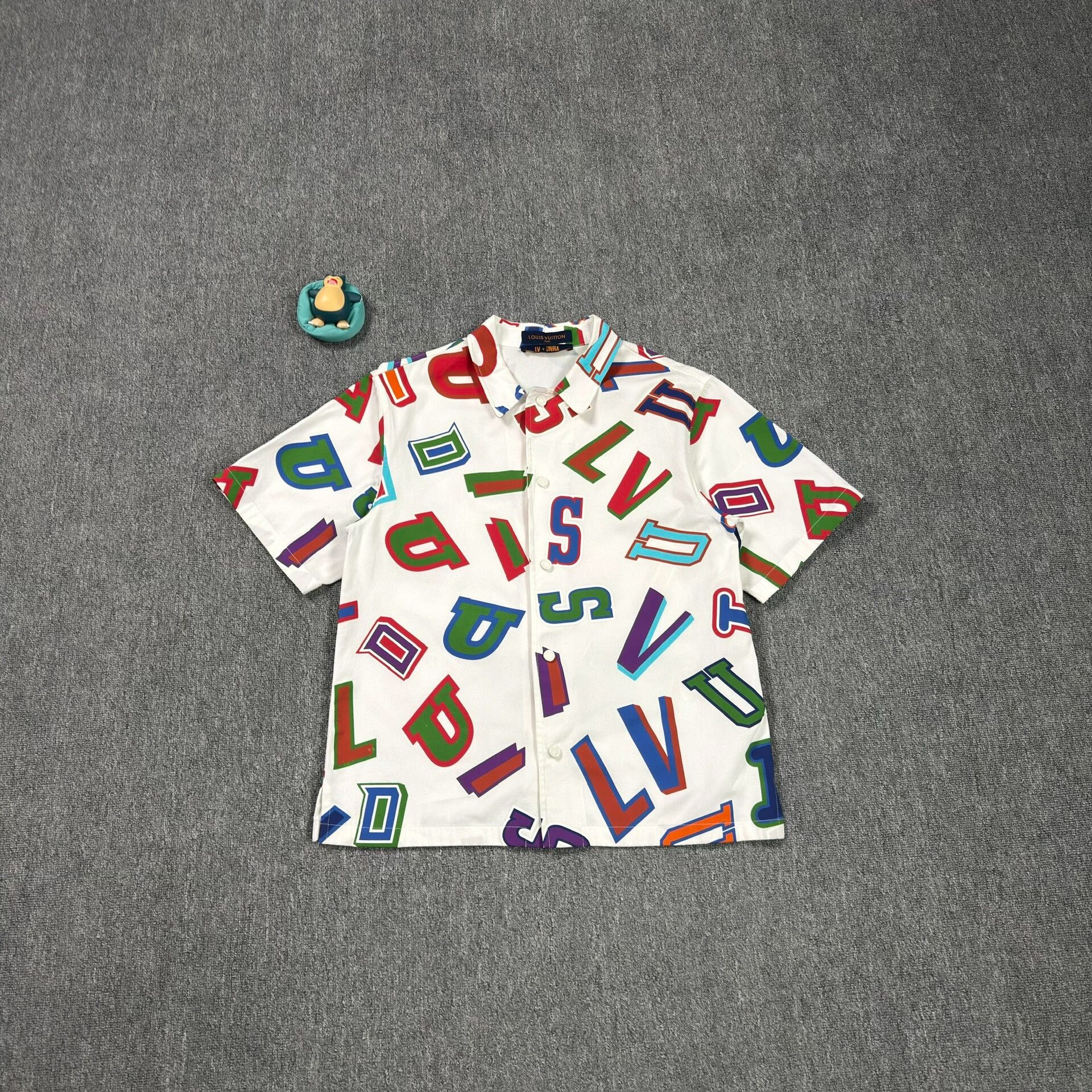Louis Vuitton Louis Vuitton x NBA Multi Letter Print Shirt M Size US M / EU 48-50 / 2 - 2 Thumbnail