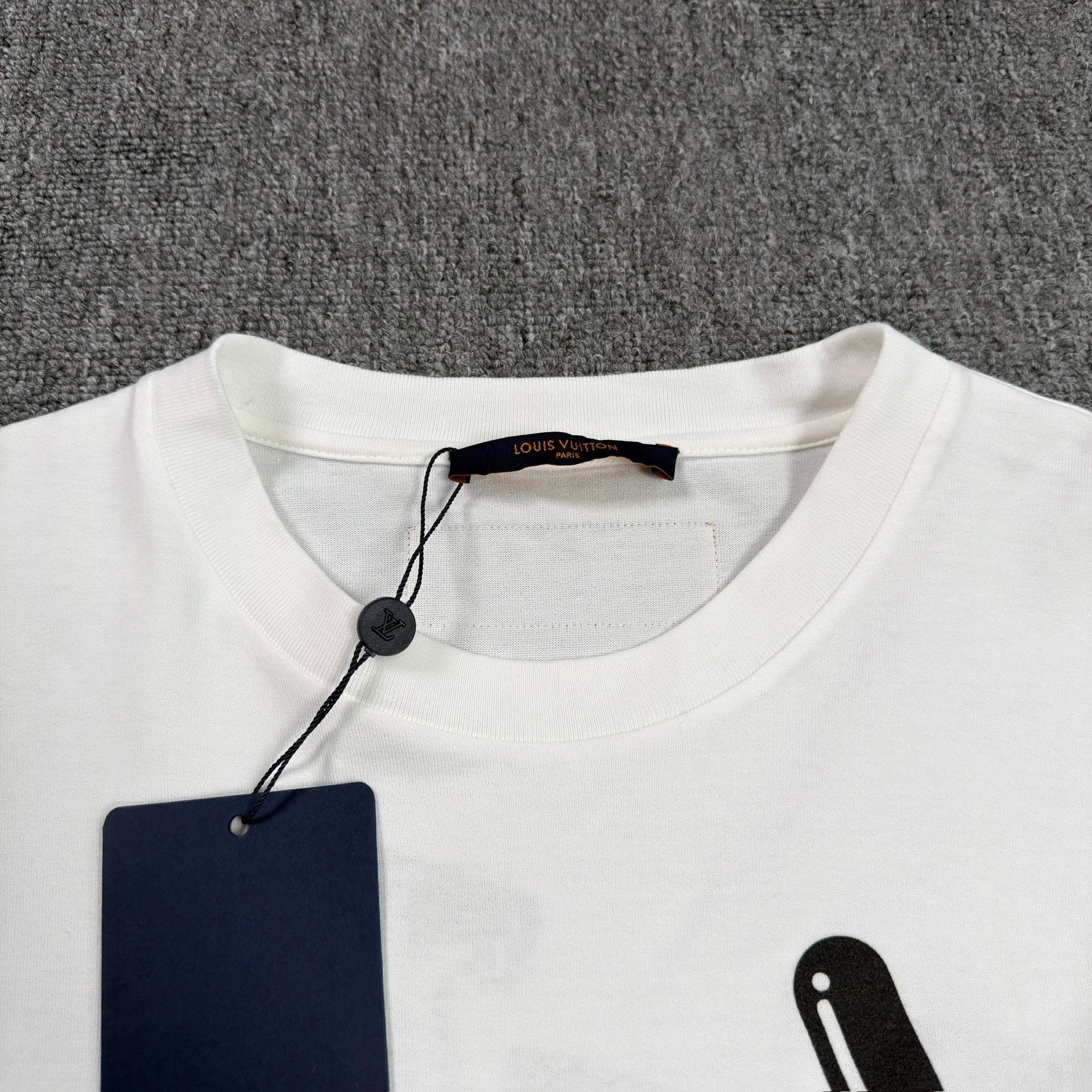 Louis Vuitton Louis Vuitton Parachute Graphic T-Shirt L Size US L / EU 52-54 / 3 - 4 Thumbnail