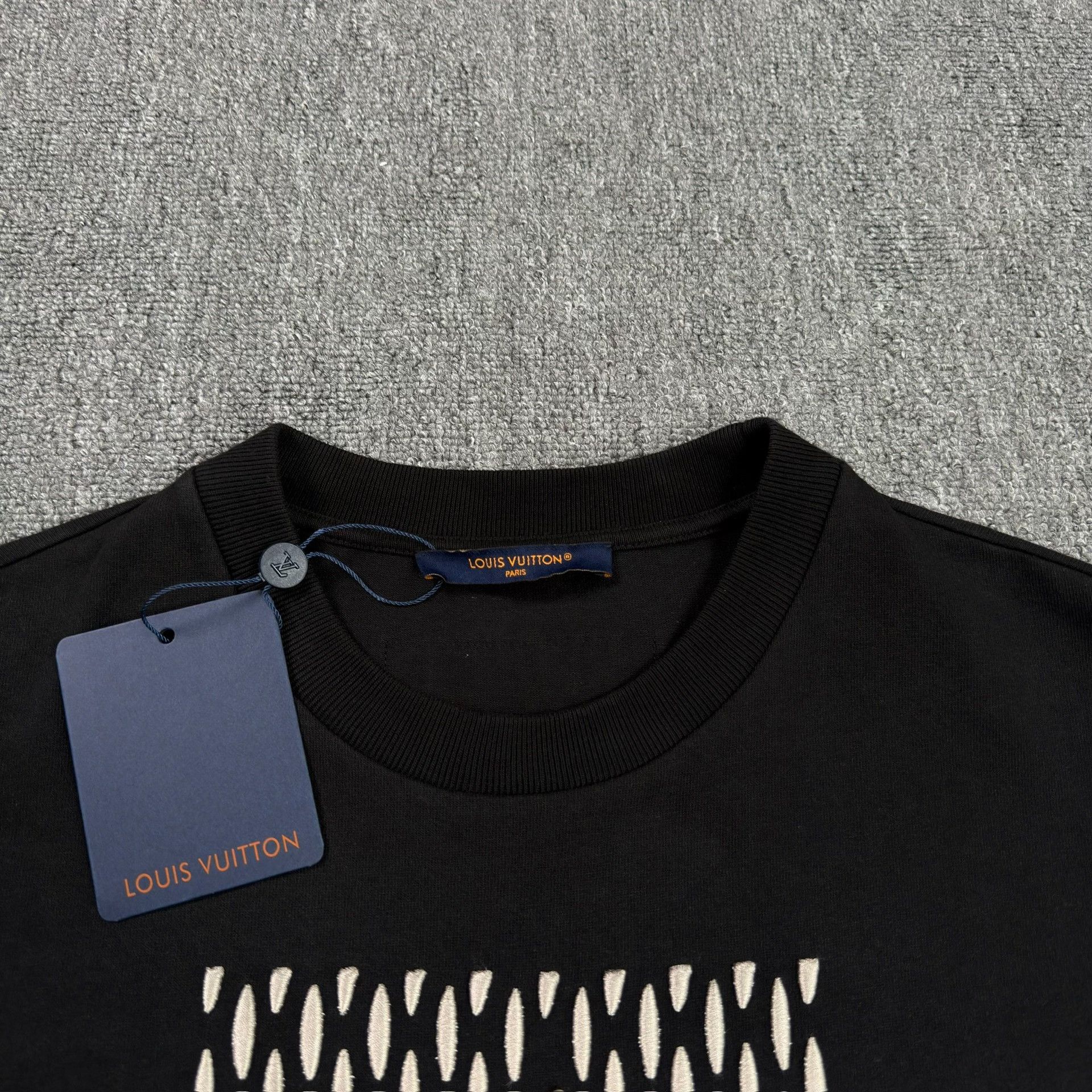 Louis Vuitton Louis Vuitton Beaded Logo T-Shirt Size L Size US L / EU 52-54 / 3 - 4 Thumbnail