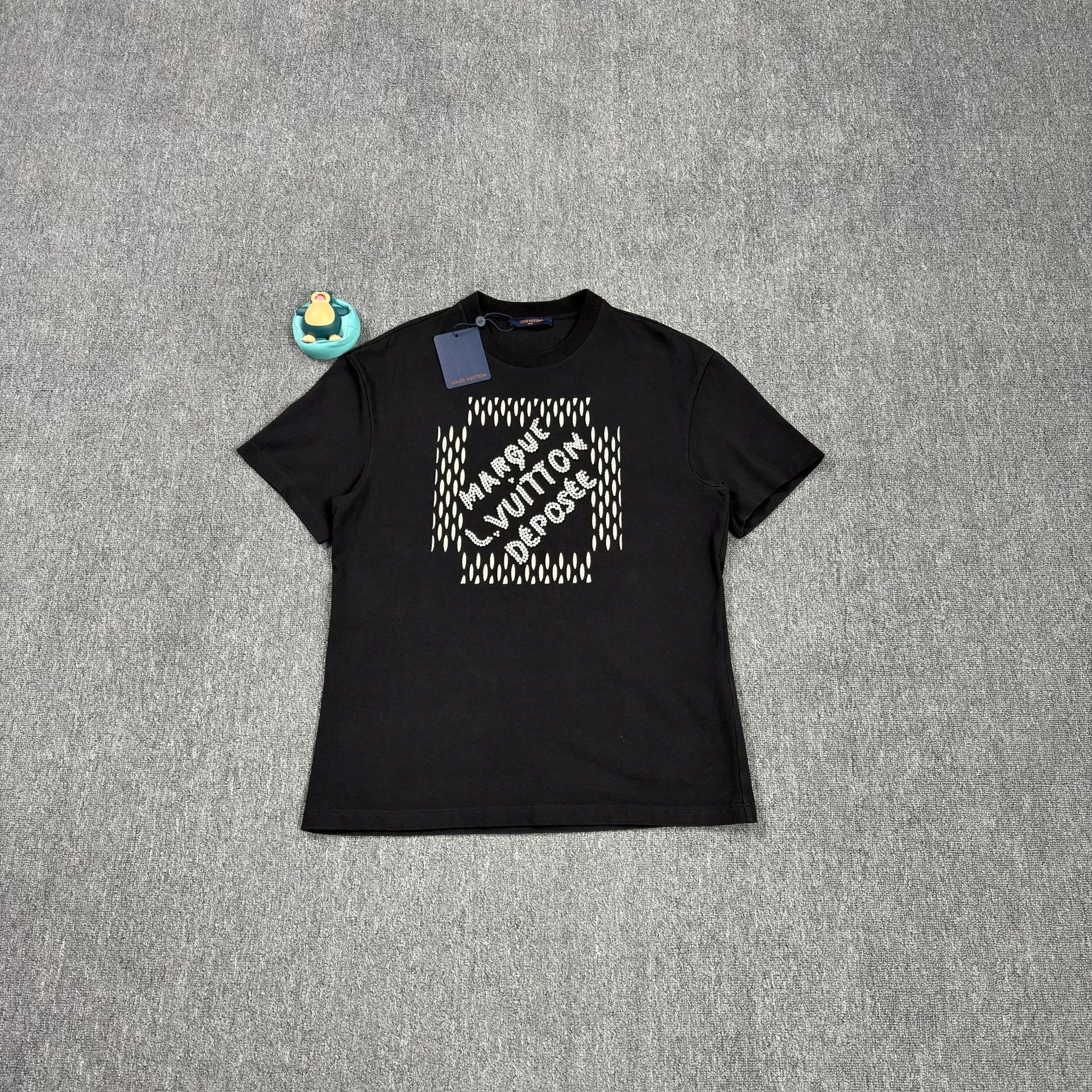 Louis Vuitton Louis Vuitton Beaded Logo T-Shirt Size L Size US L / EU 52-54 / 3 - 2 Thumbnail