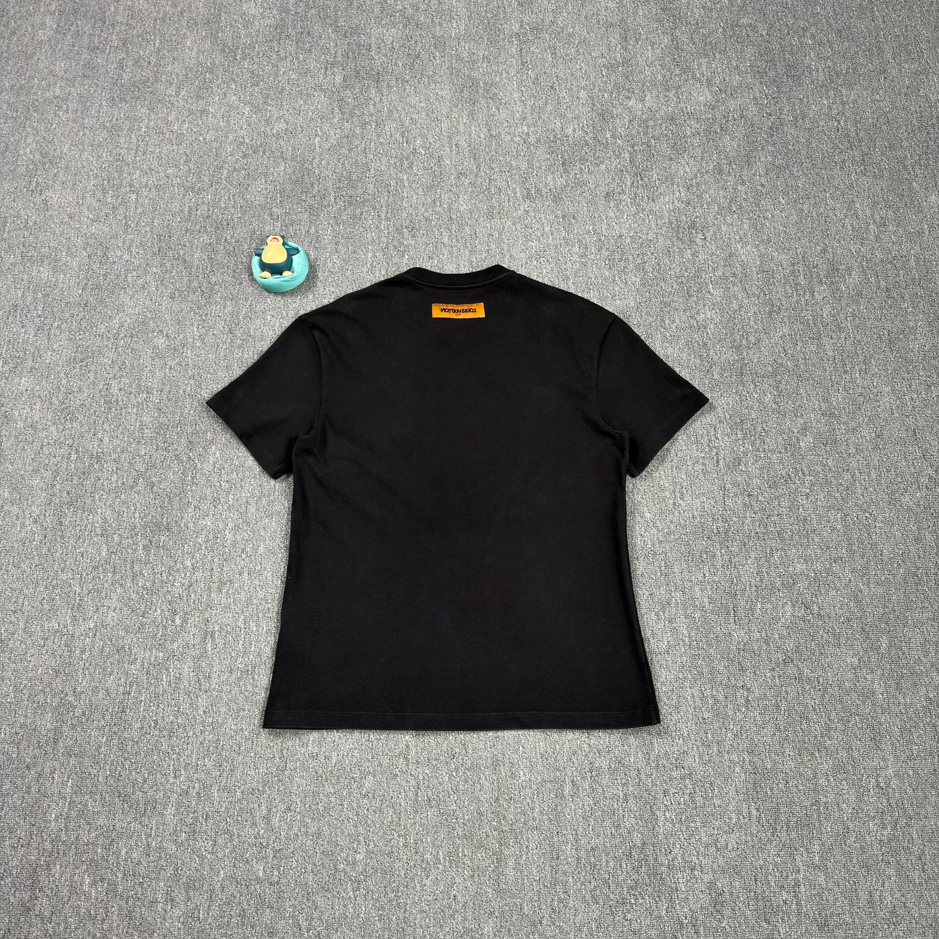 Louis Vuitton Louis Vuitton Beaded Logo T-Shirt Size L Size US L / EU 52-54 / 3 - 3 Thumbnail