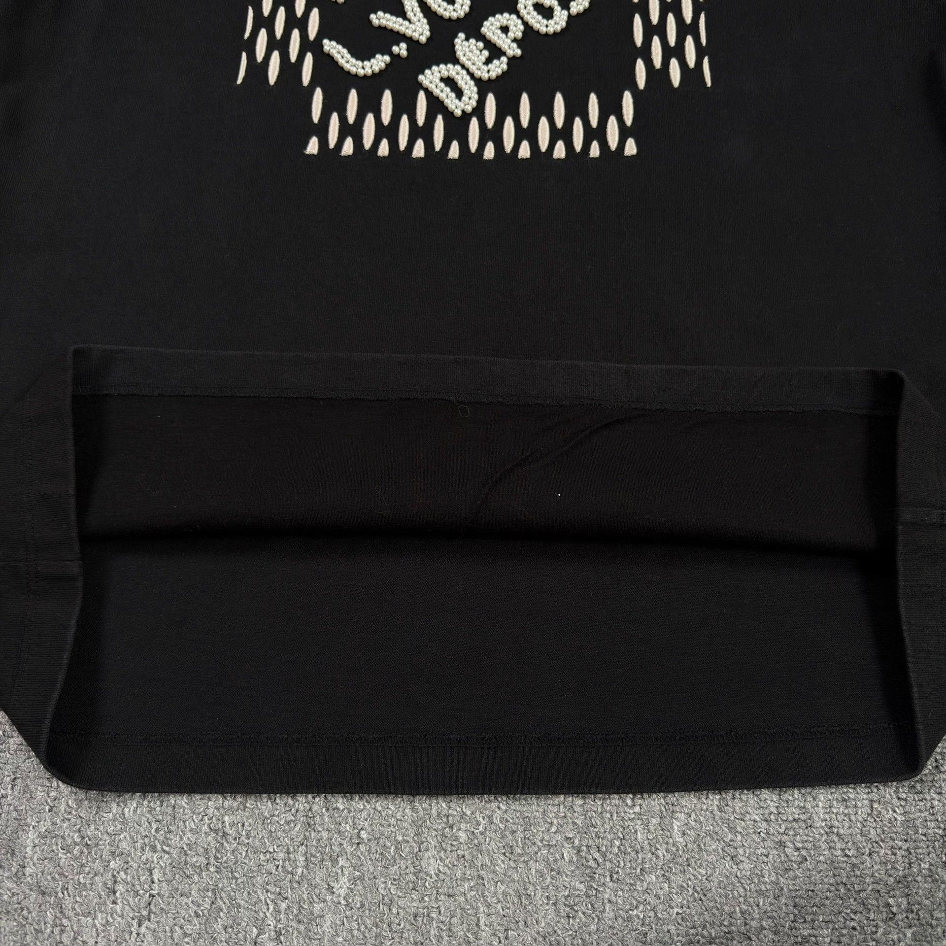 Louis Vuitton Louis Vuitton Beaded Logo T-Shirt Size L Size US L / EU 52-54 / 3 - 5 Thumbnail