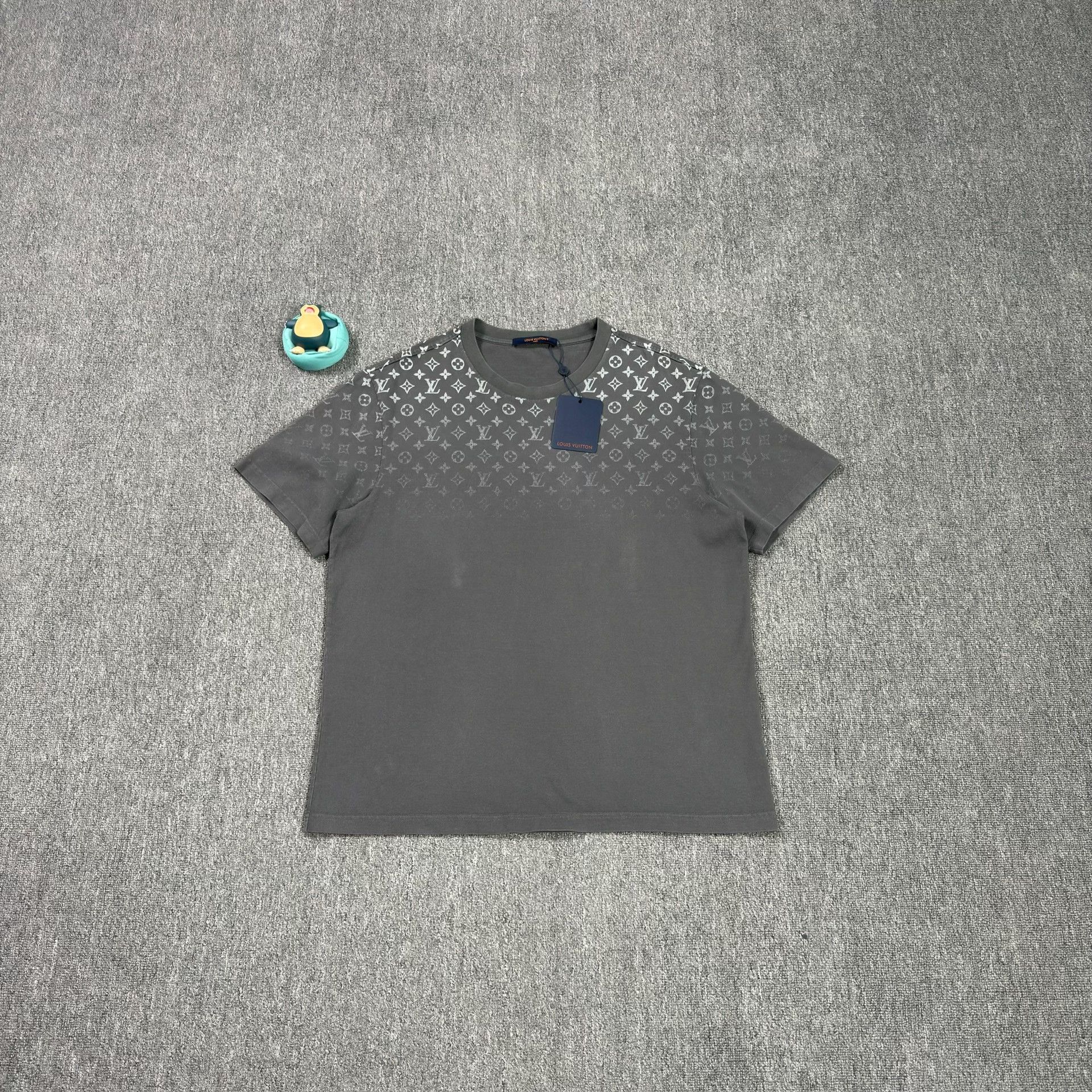Louis Vuitton Louis Vuitton Gradient Monogram T-Shirt XXL Size US XXL / EU 58 / 5 - 2 Thumbnail