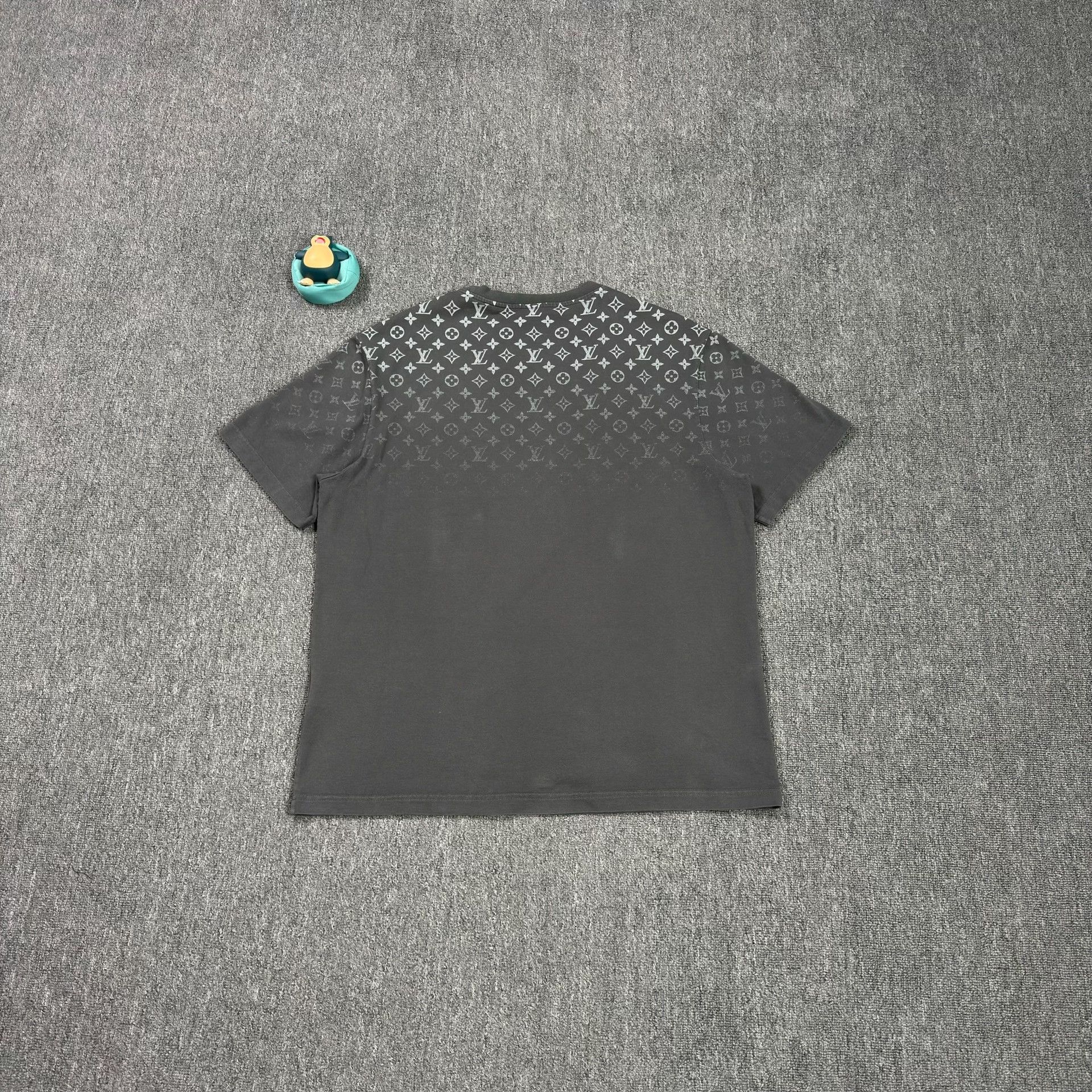 Louis Vuitton Louis Vuitton Gradient Monogram T-Shirt XXL Size US XXL / EU 58 / 5 - 3 Thumbnail
