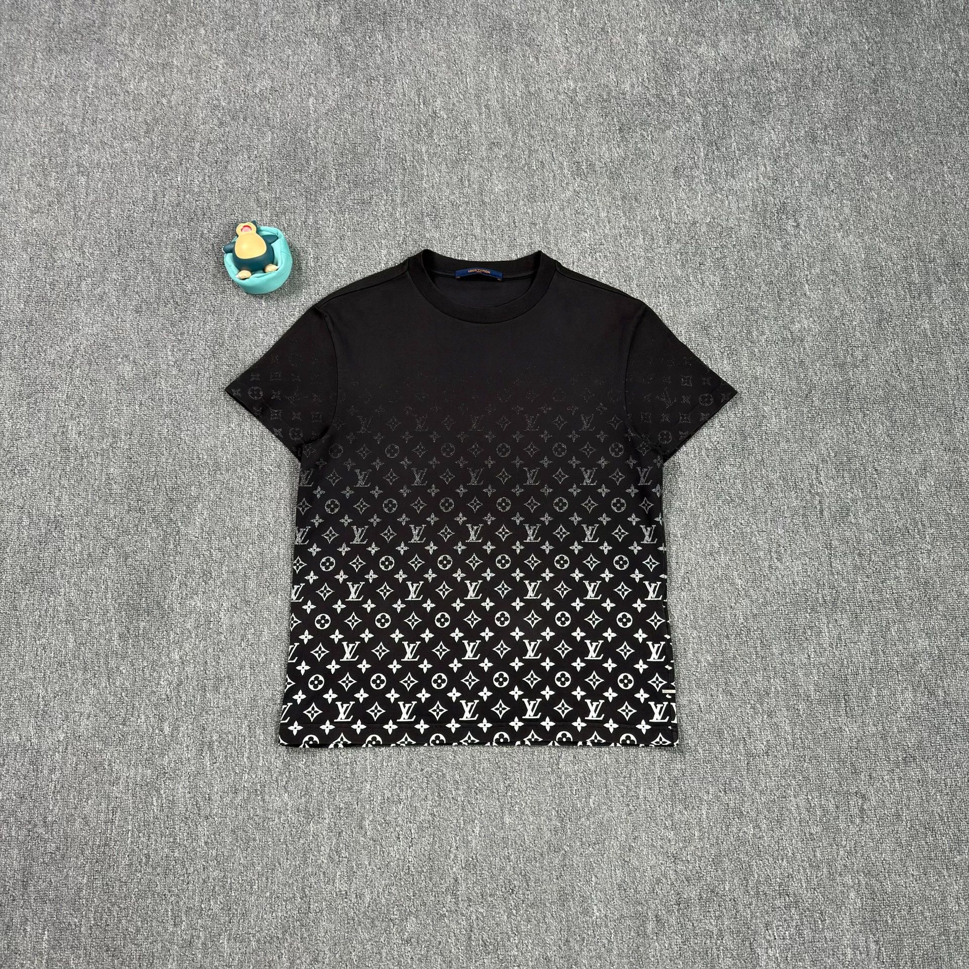 Louis Vuitton Louis Vuitton Monogram Gradient T-Shirt XS Size US XS / EU 42 / 0 - 2 Thumbnail