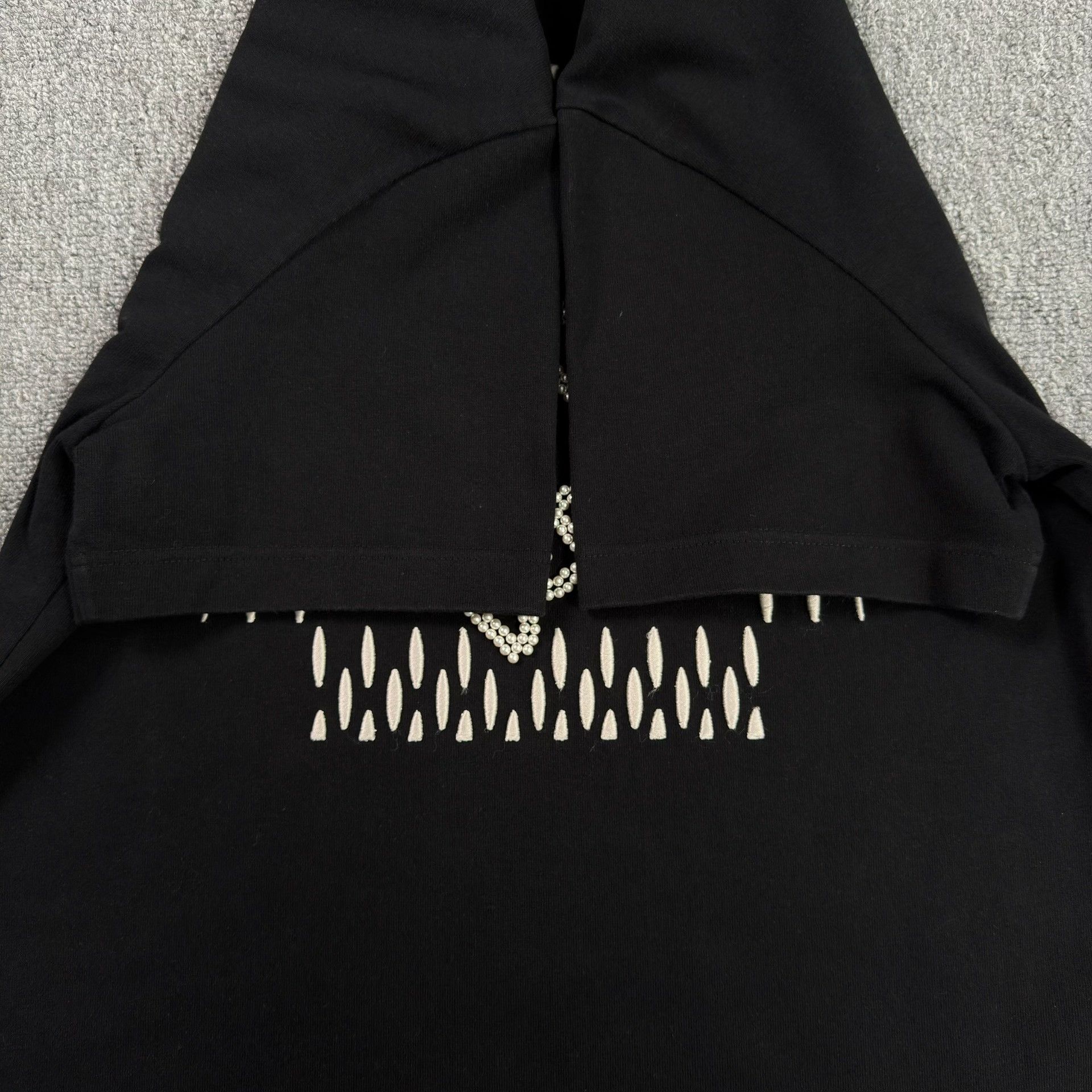 Louis Vuitton Louis Vuitton Beaded Marque Logo T-Shirt S Size US S / EU 44-46 / 1 - 8 Thumbnail