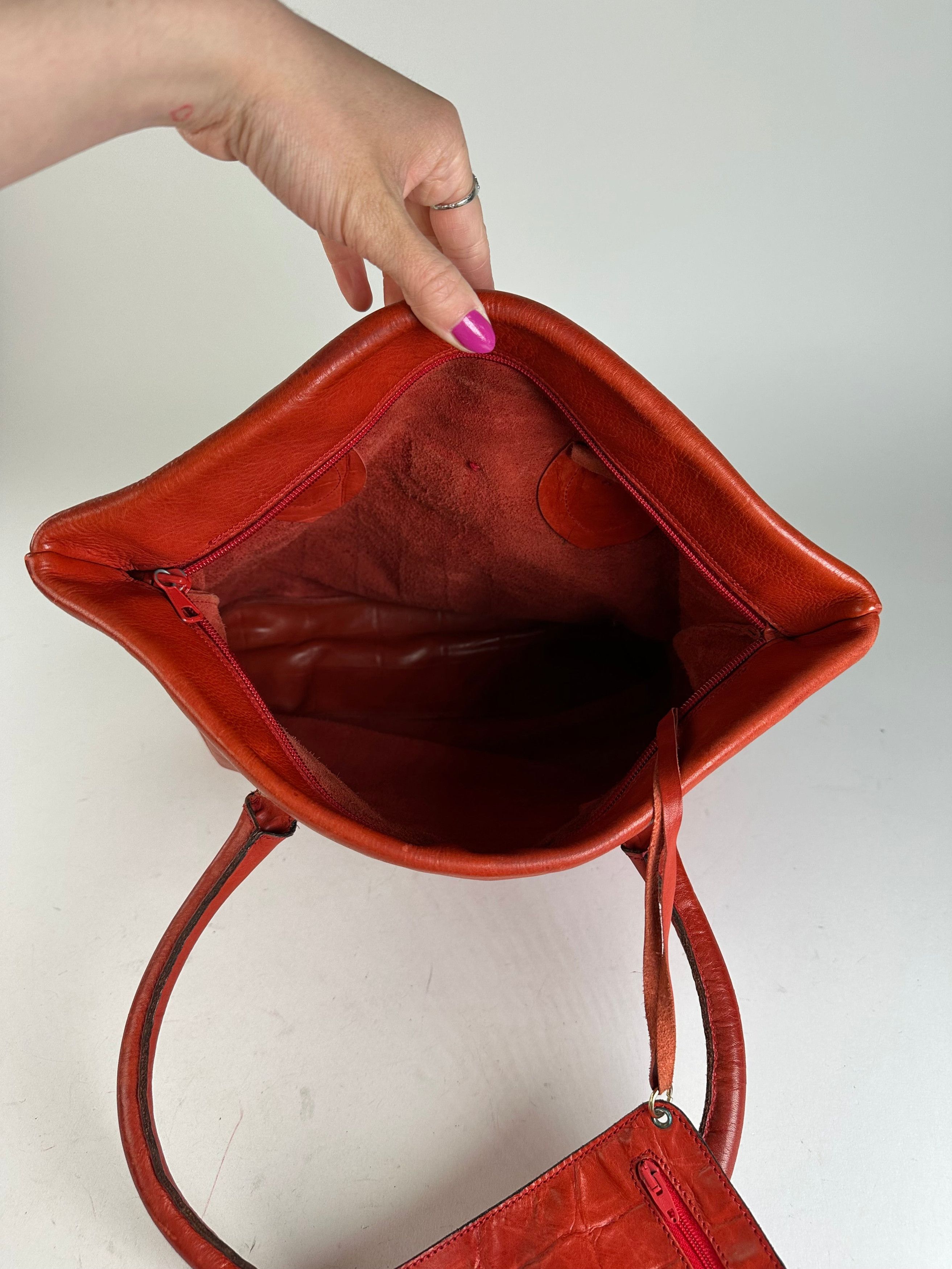 Celine Vintage Triomphe Crest Croc Embossed Leather Tote Red Size ONE SIZE - 9 Thumbnail