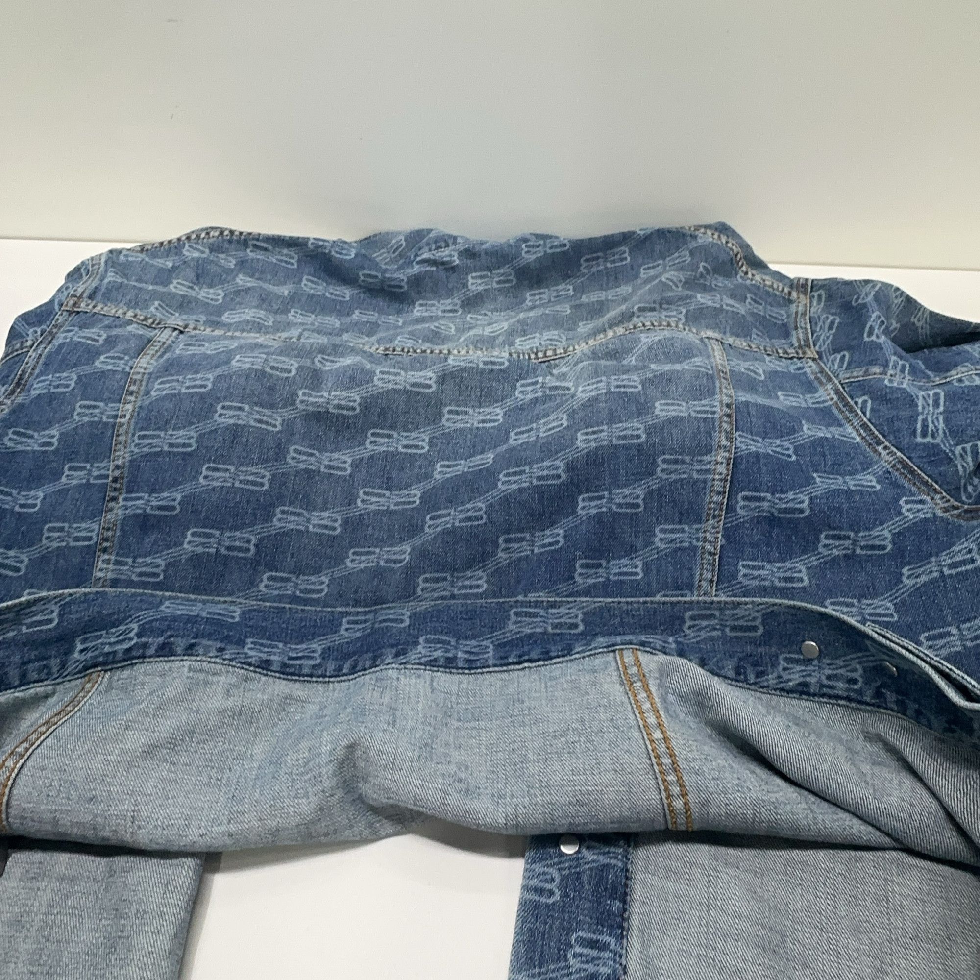 Balenciaga Balenciaga All-Over Logo Denim Jacket XS Size US XS / EU 42 / 0 - 11 Thumbnail